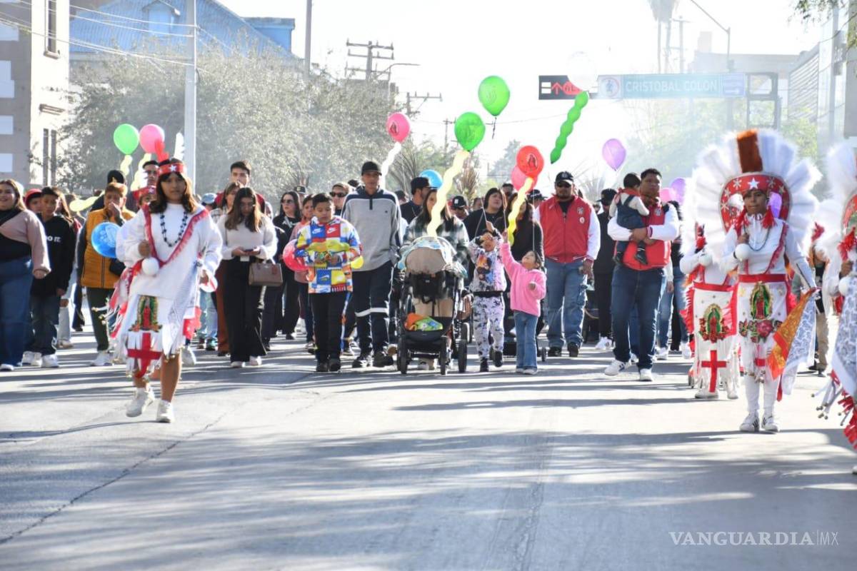 $!Réplicas de locomotoras encabezaron el recorrido por la prolongación Colón hasta la parroquia guadalupana.
