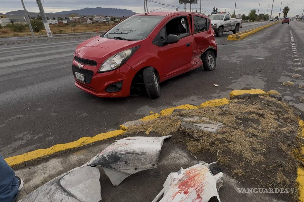 Ignora semáforo en rojo y provoca choque al sur de Saltillo; responsable huye
