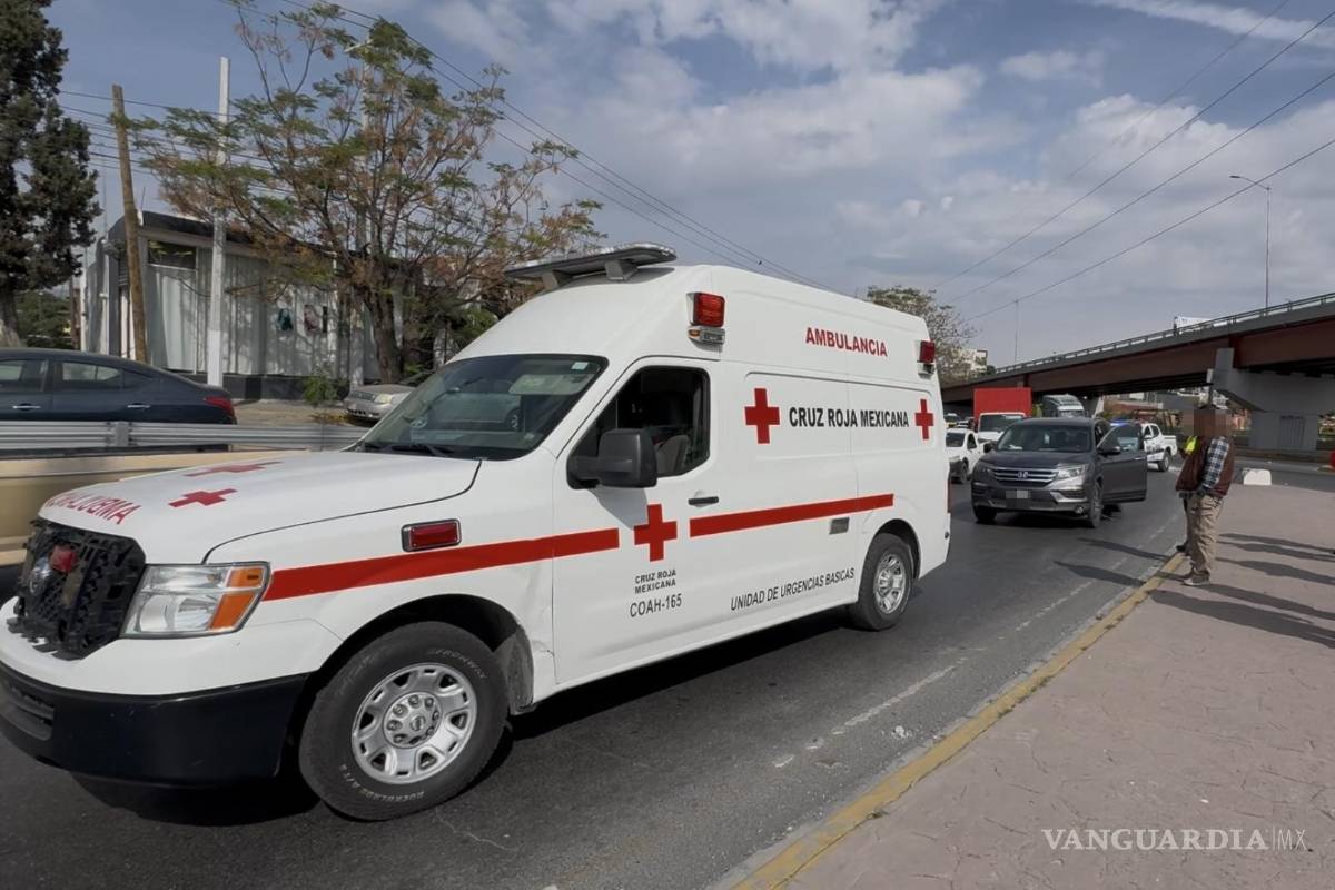 Sufre peatón probable fractura en brazo al ser atropellado al sur de Saltillo