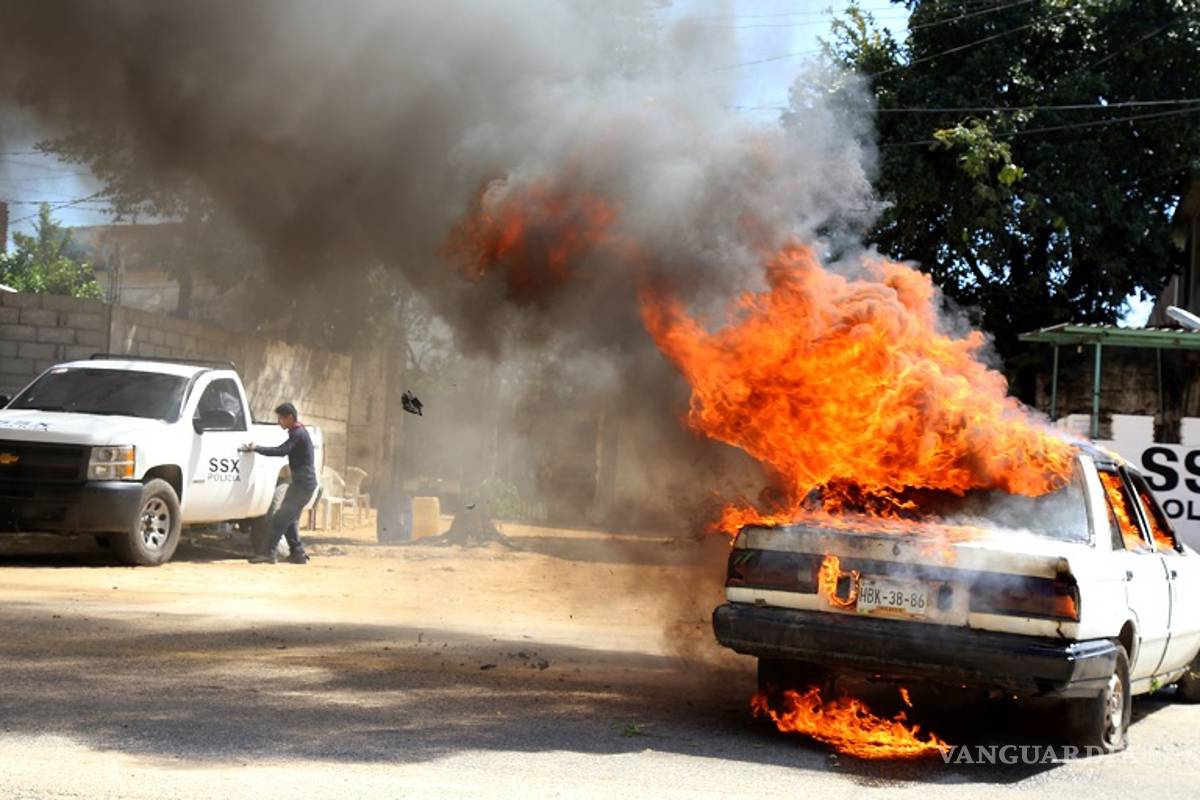 Bloquean vía e incendian autos en Guerrero