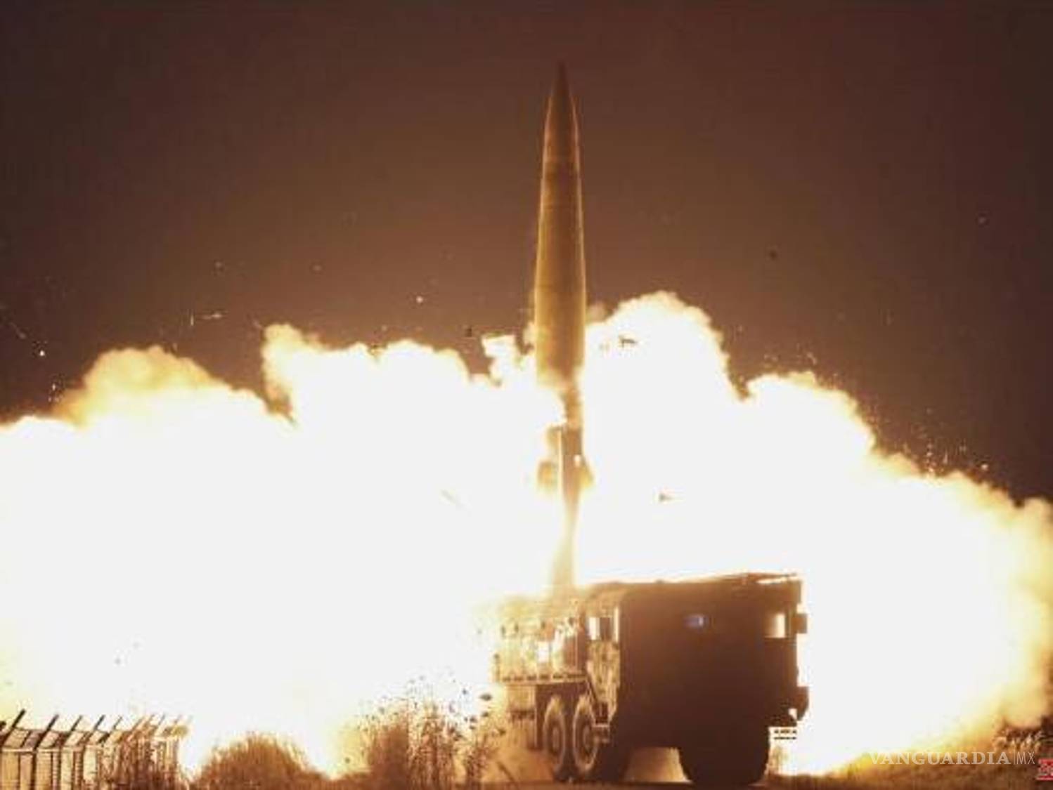 $!Corea del Norte lanzó unos 10 misiles balísticos de corto alcance hacia el mar, según informó Corea del Sur