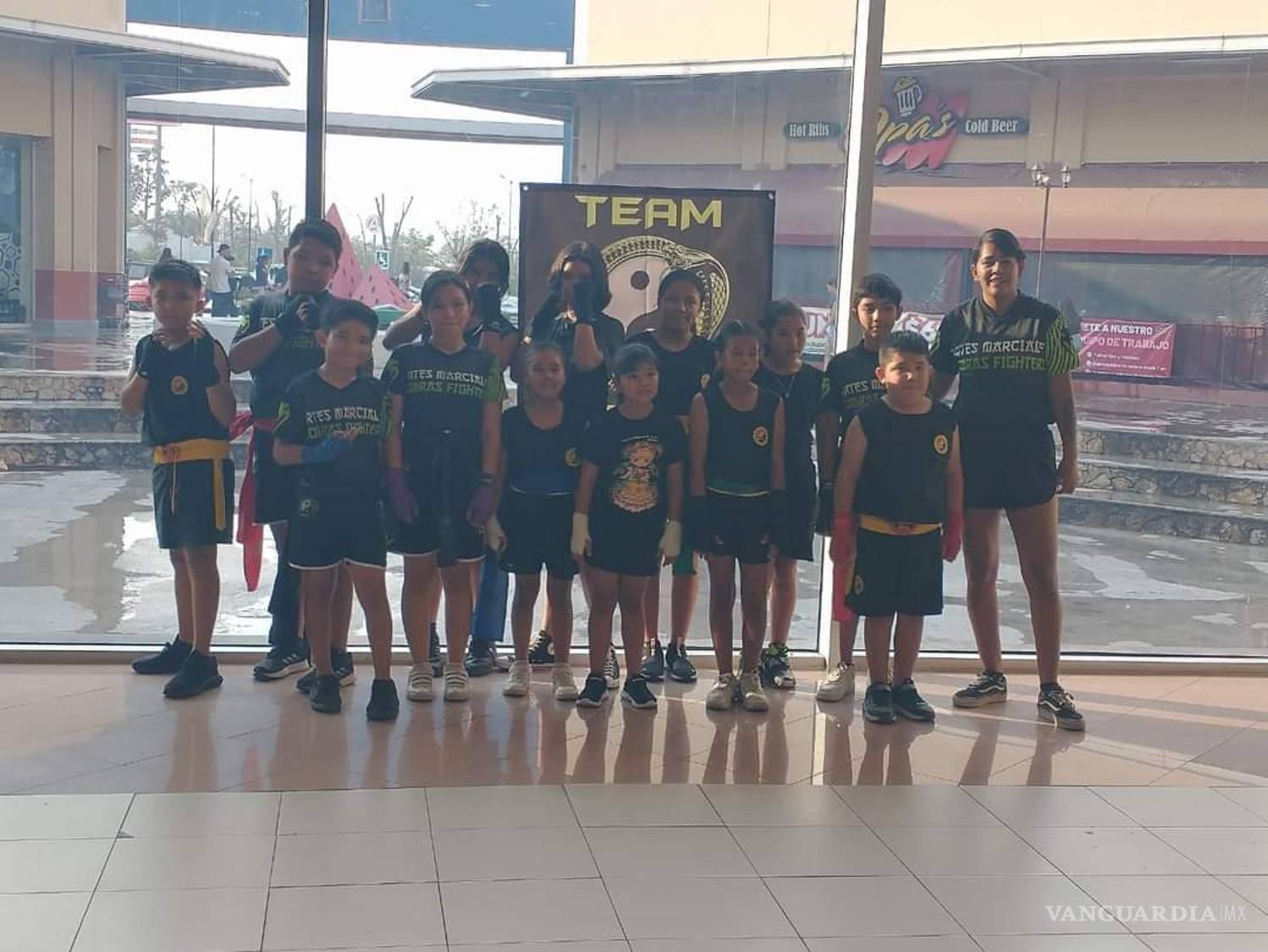 $!Zulema junto a sus alumnos en una muestra pública de Artes Marciales en Saltillo.