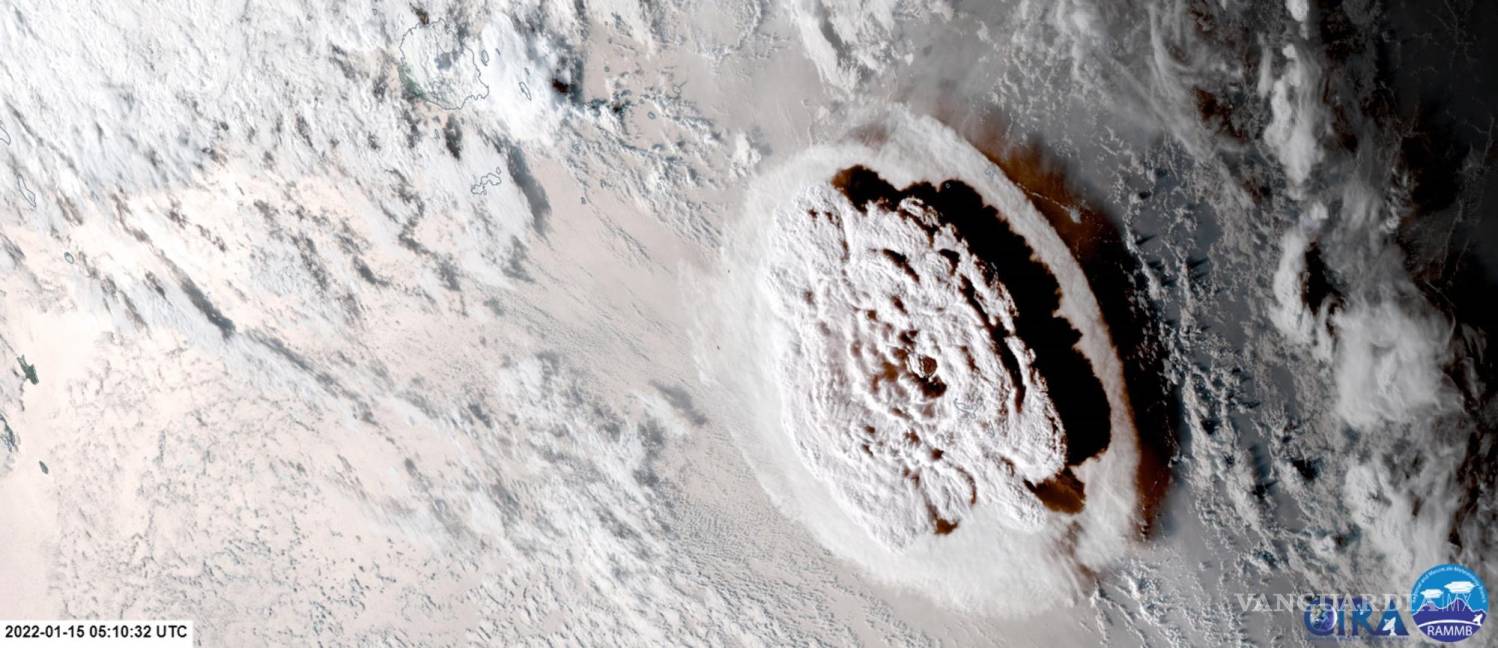 $!Imagen satelital durante la erupción del volcán submarino cerca de la isla de Tonga en el océano Pacífico. FOTO: RAMMB/NOAA/NESDIS HANDOUT / EFE.