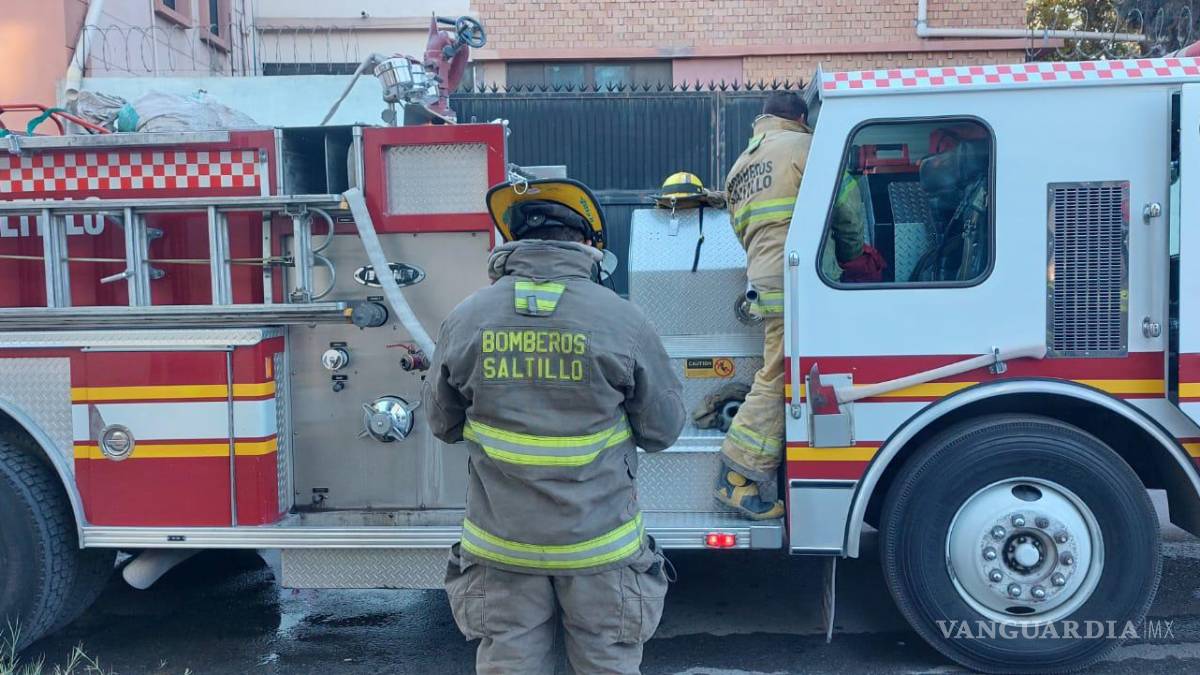 Saltillo: se quema bodega de consultorio médico Madero, evacúan a pacientes