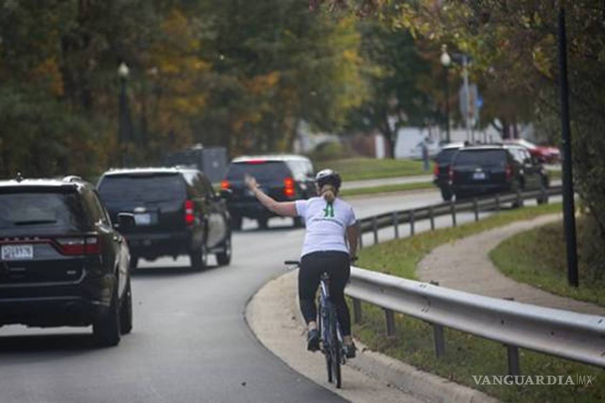 Juntan más de 100 mil dólares para mujer despedida por levantar el dedo a Trump
