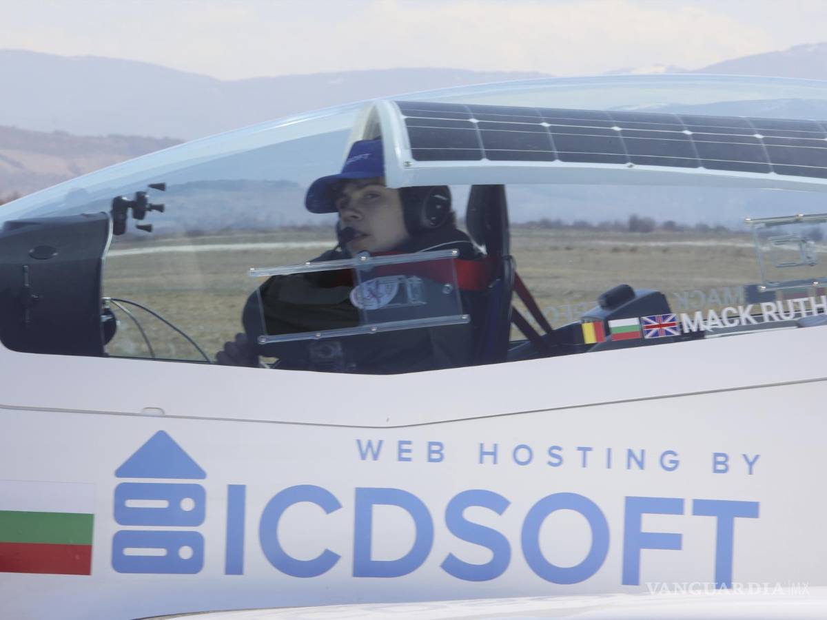 $!Mack Rutherford, de 16 años, prepara su avión antes de partir para intentar volar solo por todo el mundo en el aeropuerto de Sofia-West, en Sofí.