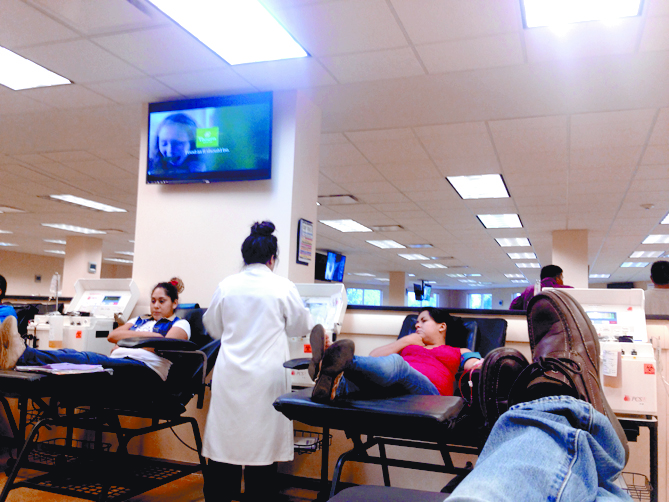 $!Coahuilenses cruzan la frontera para vender su sangre