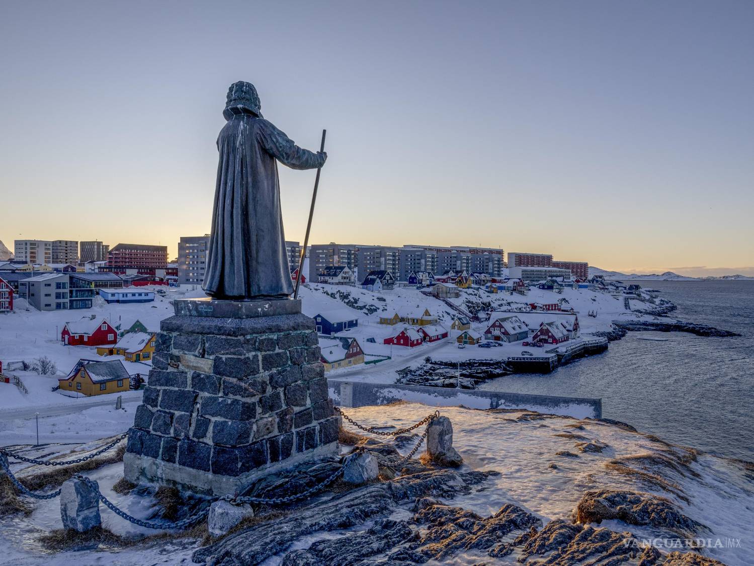 $!Estatua de Hans Egede en Nuuk observa el horizonte de una Groenlandia que busca forjar su propio futuro frente a la lógica de las esferas de influencia.