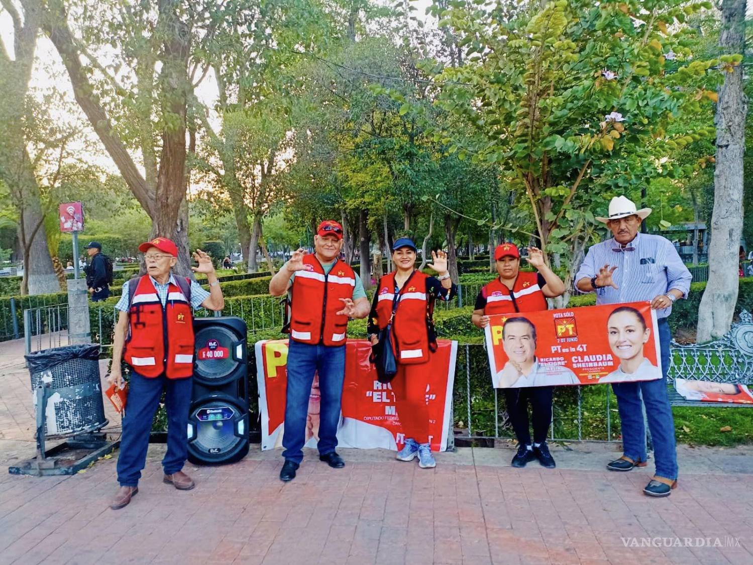 $!Diana en compañía de su equipo en la Alameda Zaragoza.