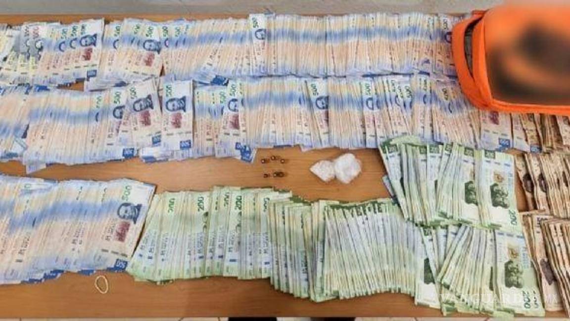 $!Decomisan cerca de un millón de pesos a motociclista en CDMX.