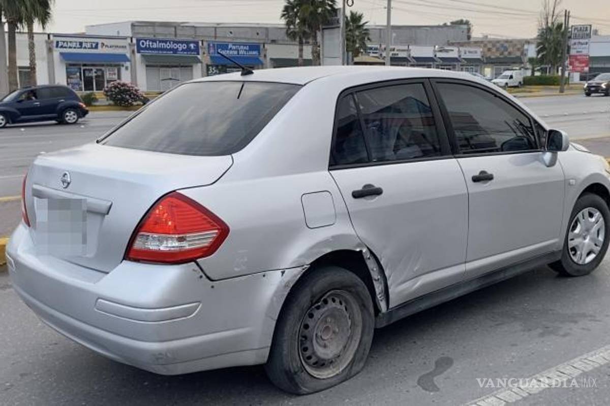 $!Daños visibles en el Nissan Tiida tras impactarse contra un camión de la ruta 8 IMSS.