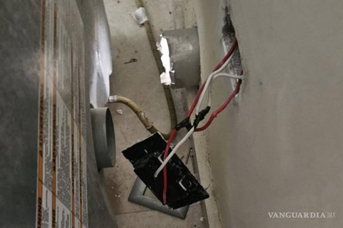 $!La extensión sobrecalentada fue la causa del cortocircuito y el pequeño incendio.
