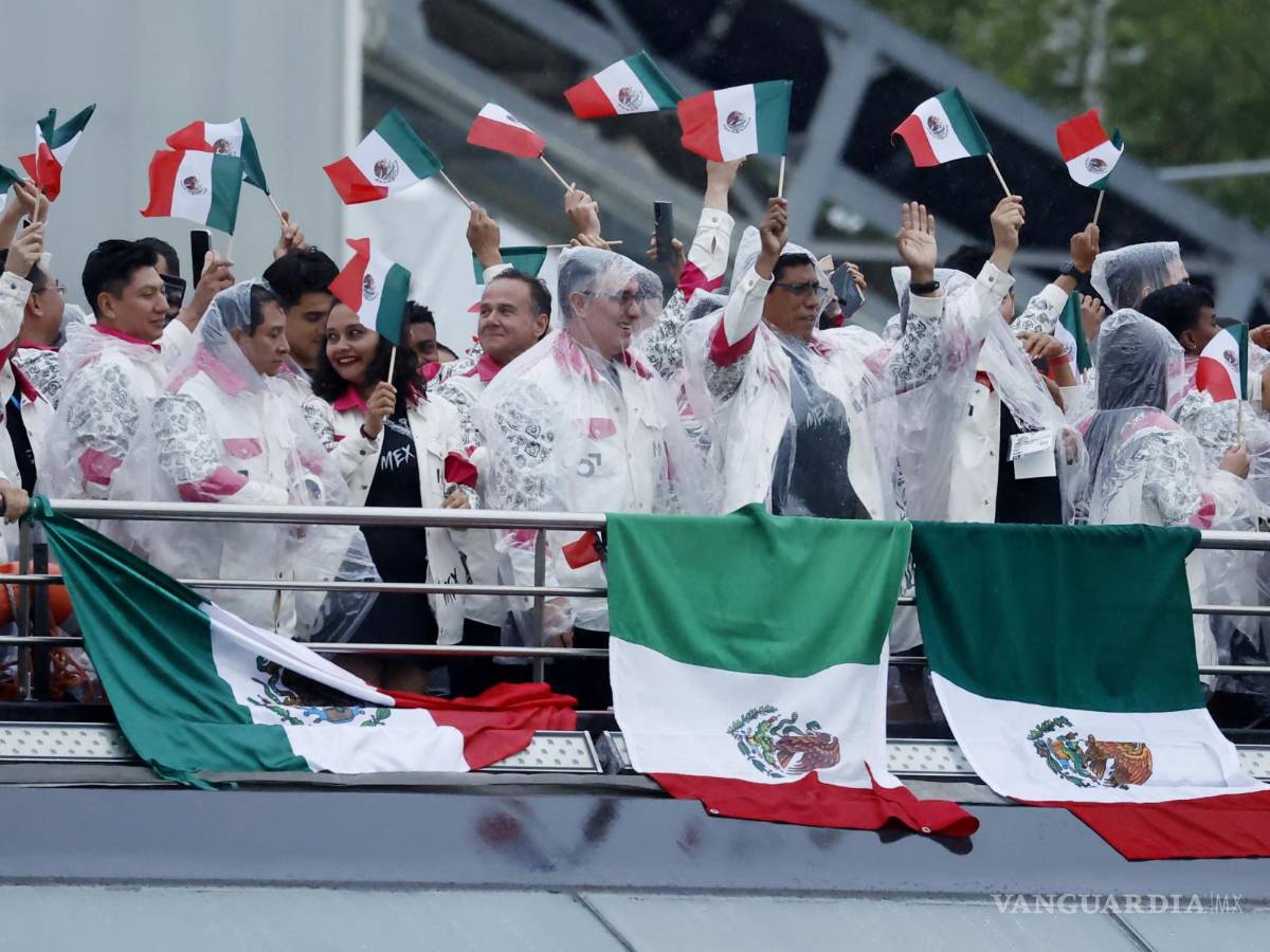 $!La lluvia no detuvo el paso de la delegación mexicana por el Río Sena.