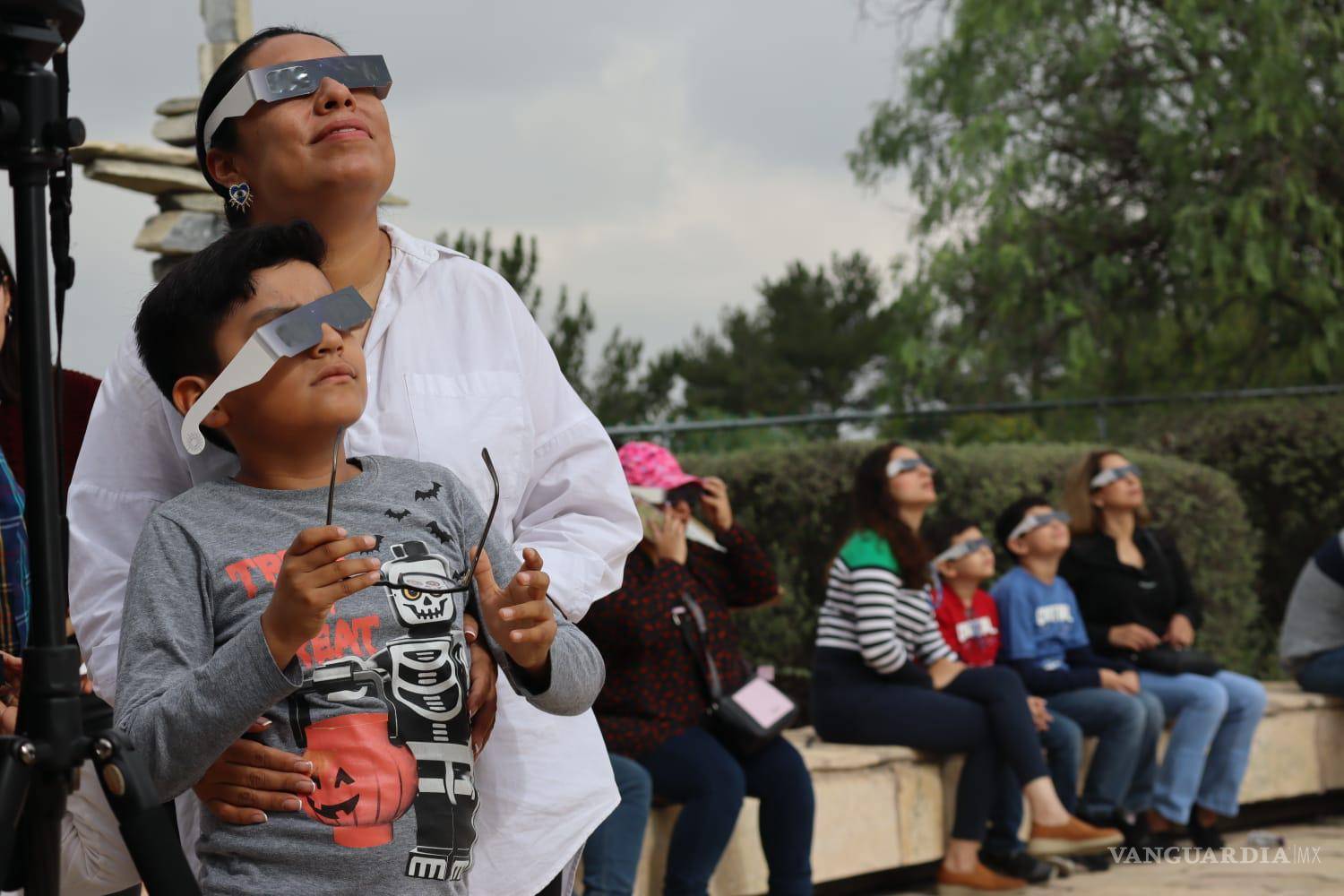 $!Padres y sus hijos disfrutaron del fenómeno astronómico.