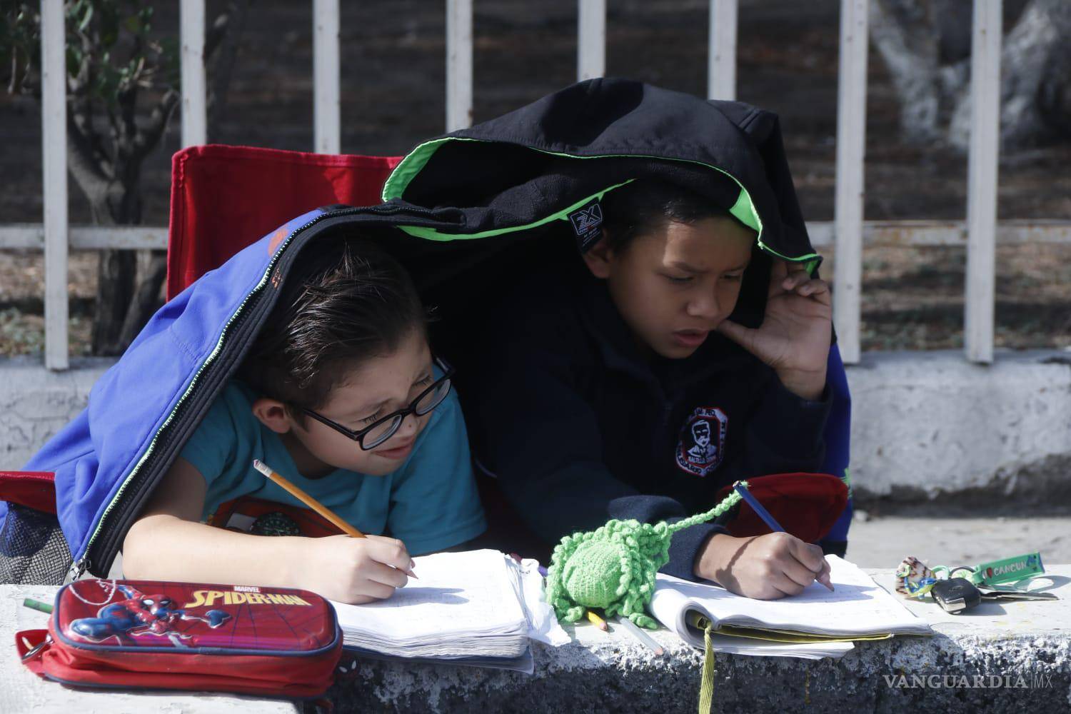 $!Padres de familia piden solución al problema que mantienen desde hace años con una persona con discapacidad psicosocial por adicciones que daña la escuela.