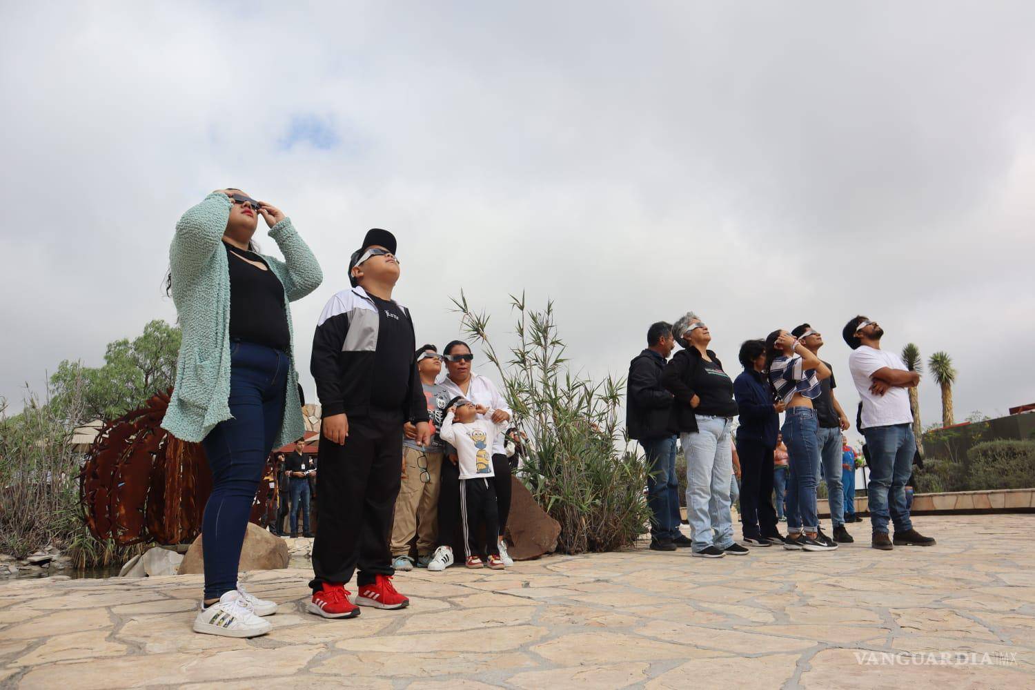 $!‘Nos agüitamos tantito porque no se vio en Saltillo’; eclipsan nubes al ‘anillo de fuego’ (fotogalería)