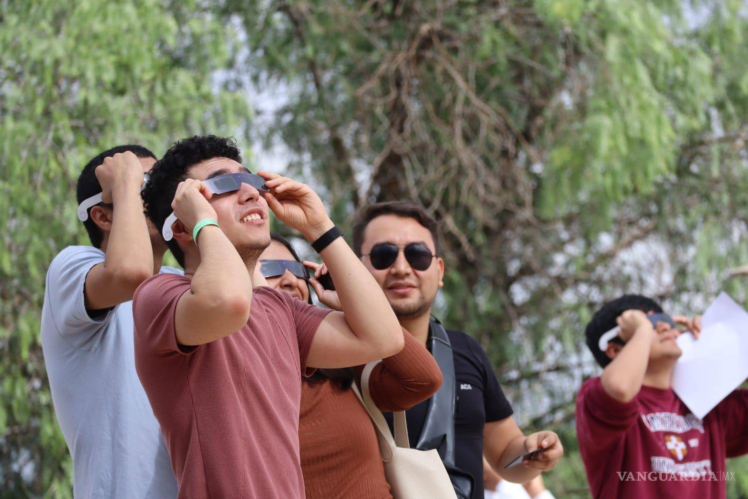 $!‘Nos agüitamos tantito porque no se vio en Saltillo’; eclipsan nubes al ‘anillo de fuego’ (fotogalería)