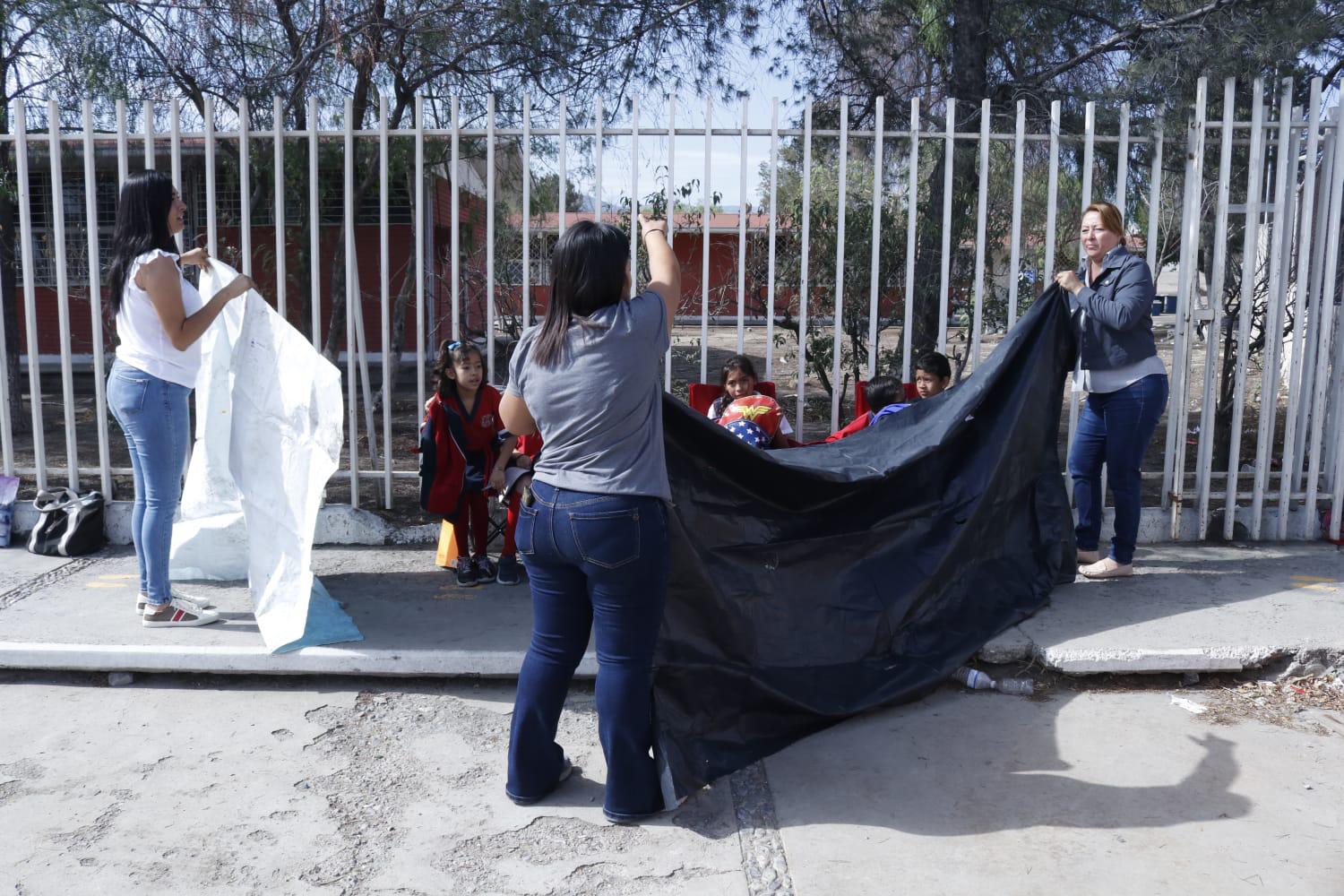 $!Padres de familia de la escuela primaria “Doctor Belisario Domínguez”, ubicada al norponiente de Saltillo, impidieron este martes el ingreso de sus hijos a clases a manera de protesta.