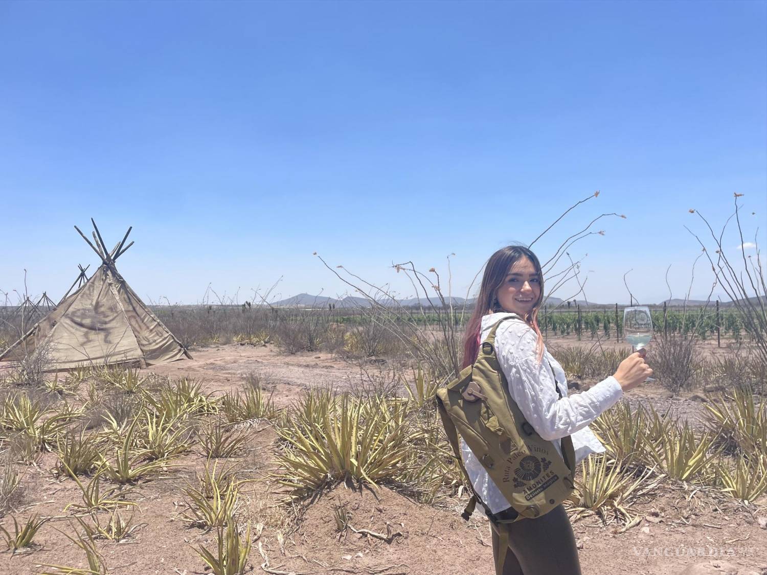 $!La bodega ofrece una experiencia llamada Paleo Vinos, en donde se recorren más de dos kilómetros del desierto con una mochila llena de vino.