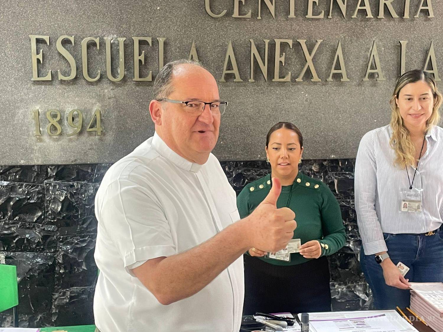 $!El obispo de Saltillo, Hilario González, acudió a votar este domingo en la escuela Anexa a la Normal, ubicada frente a la Alameda Zaragoza.