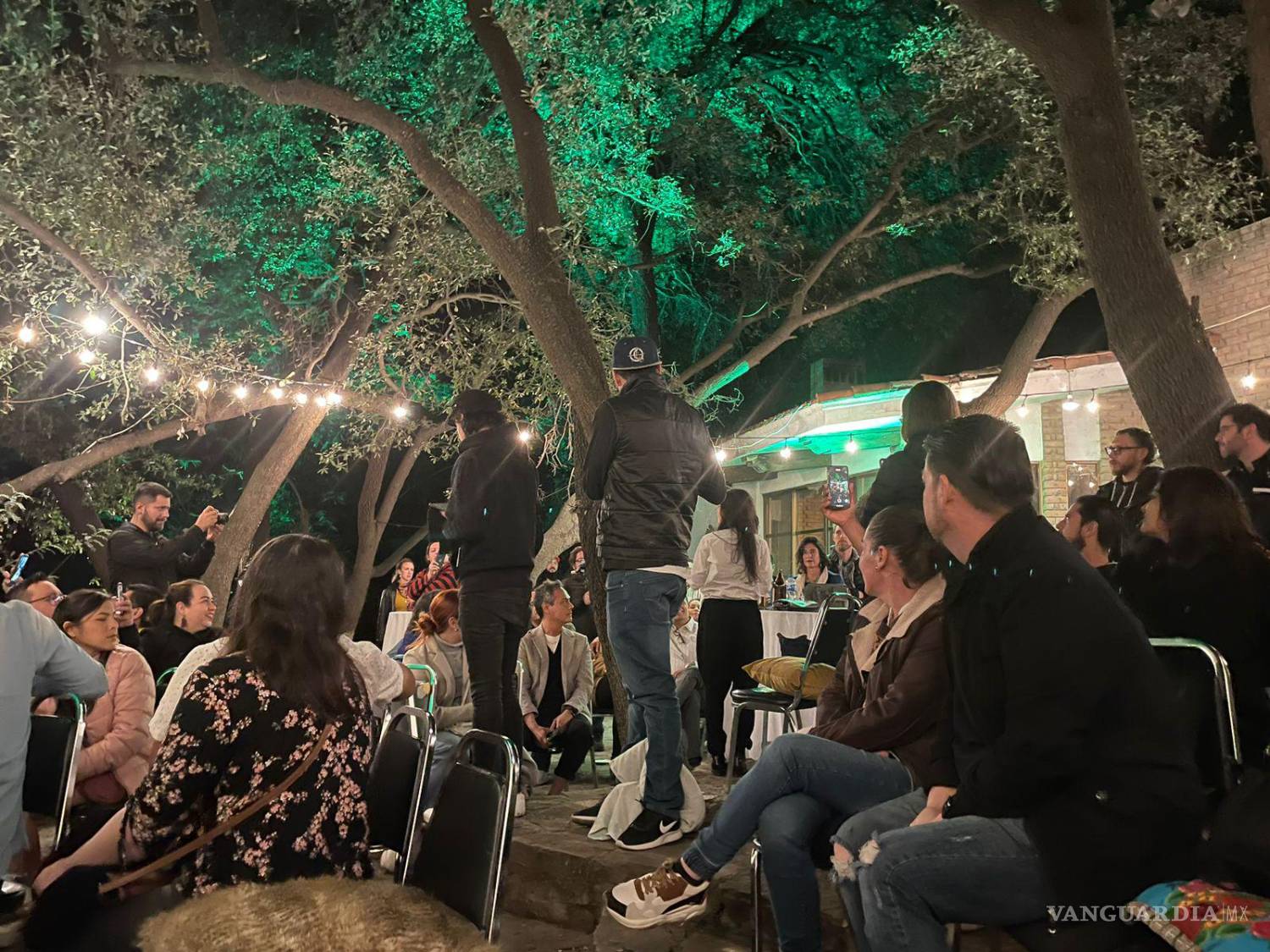 $!Cantando a cappella, caminando entre los presentes, intercambiando miradas y llegando a un cierre del concierto.