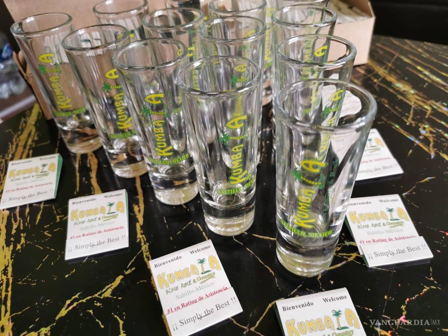 $!Vasos de shots con el logo del Kumbala y cerillos promocionales: el fetichismo de la noche persistía en cada objeto. “Simplely the Best”, decían los cerillos. Y algo de razón tenían.”