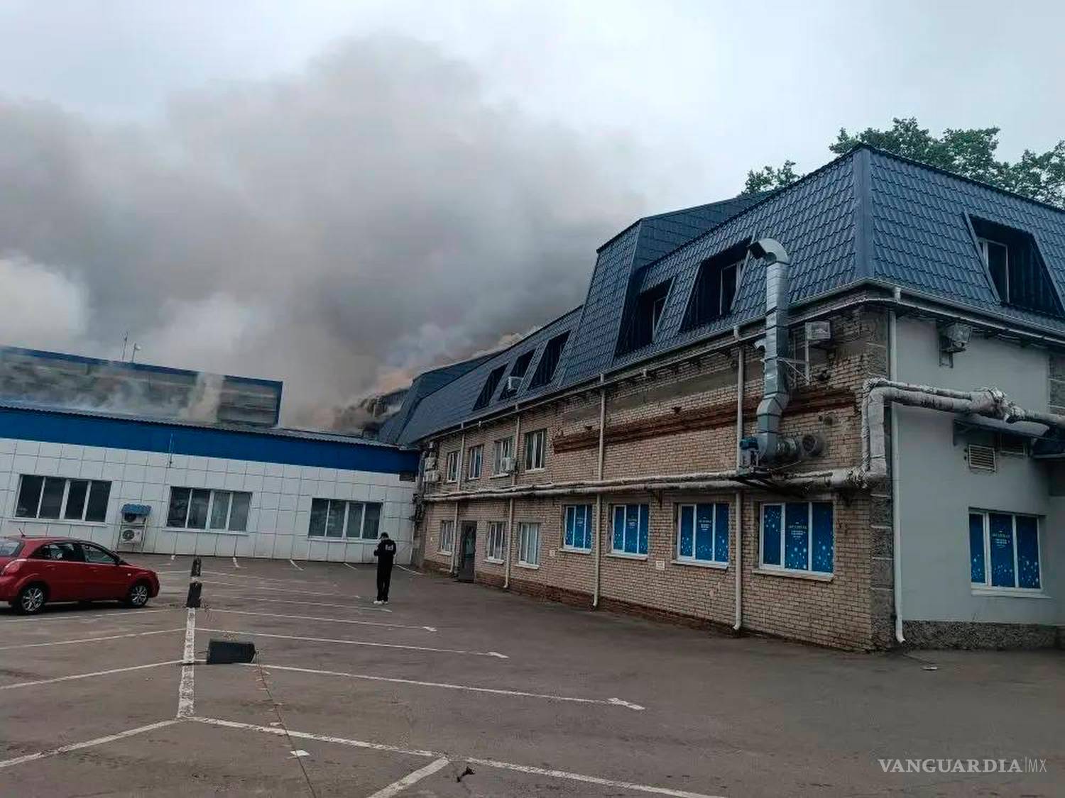 $!Humo alzándose de un edificio dañado tras un ataque ucraniano con drones a las afueras de Moscú, el jueves 18 de junio de 2026.