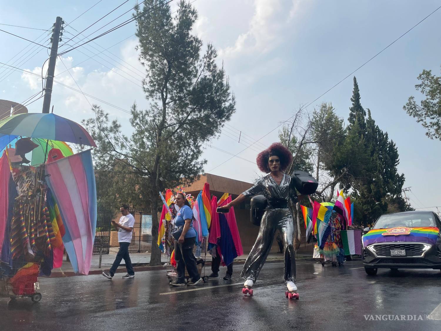 $!Integrantes de la comunidad LGBTTTIQ marcharon con orgullo por las calles de Saltillo a pesar de la lluvia.