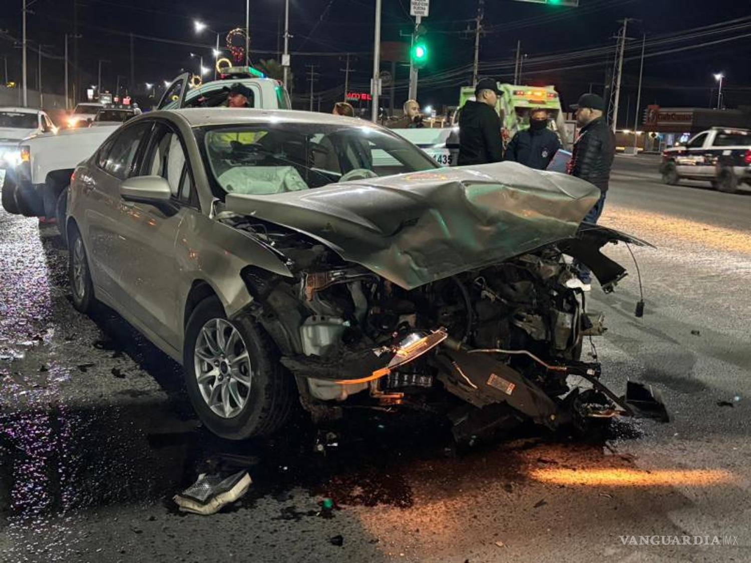 $!Dos vehículos quedaron en pérdida total tras un fuerte encontronazo en el cruce del Periférico Luis Echeverría y la avenida 20 de Noviembre.