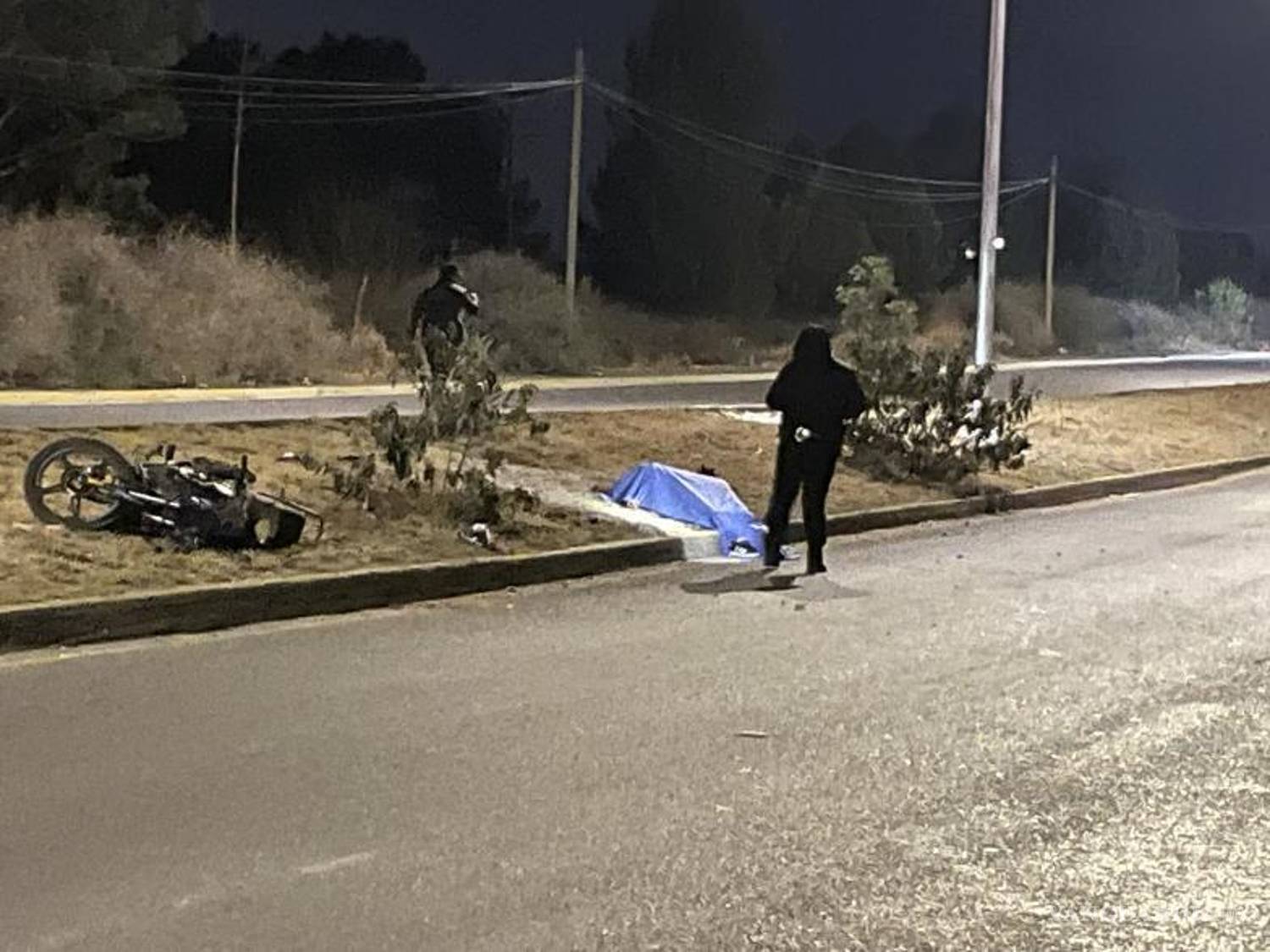 $!Autoridades acordonaron la calzada Antonio Narro luego del accidente en el que un motociclista perdió la vida durante la noche del jueves.