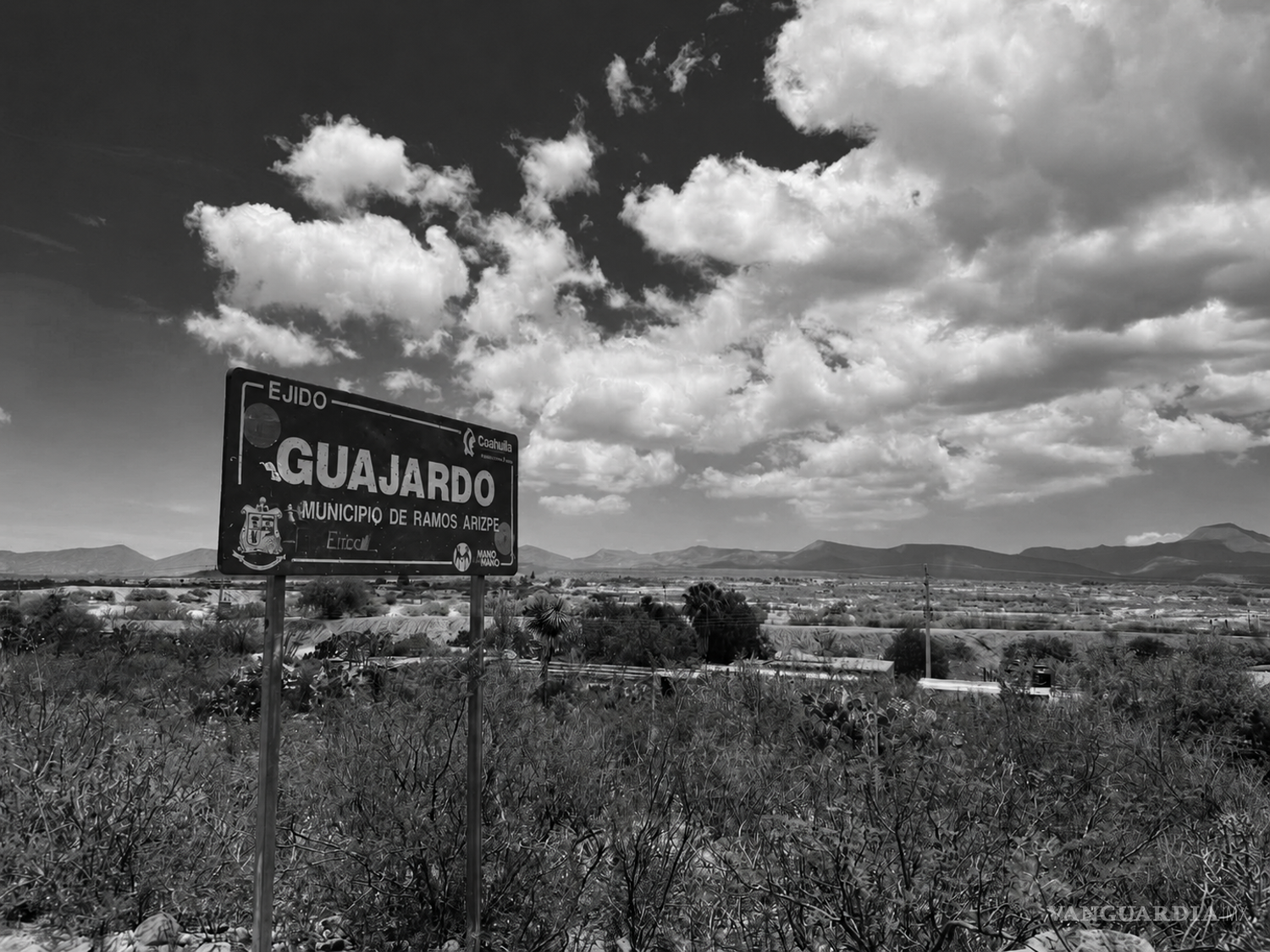$!El letrero de Ejido Guajardo marca una zona de paso. Antes de la tienda, Tivo aprendió en estos caminos que el rancho también puede ser cruel.