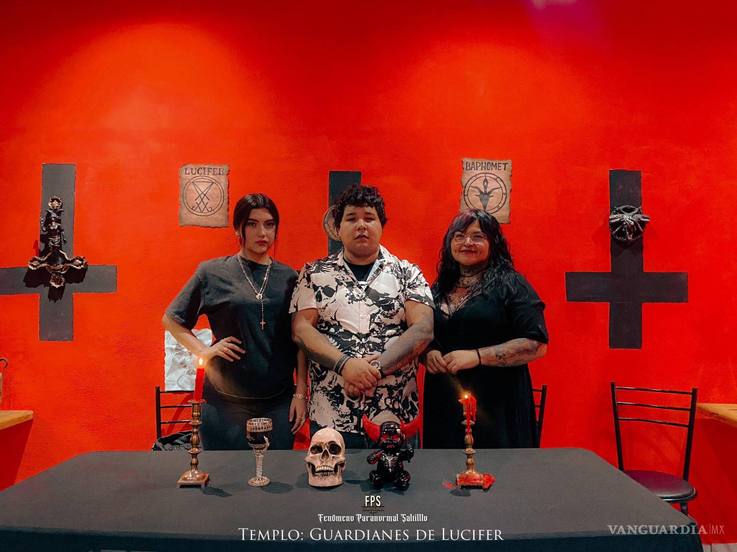 $!Evelyn, Ermak y Luna, encargados de la entrevista y la cobertura fotográfica durante la visita al primer templo satánico de Saltillo.