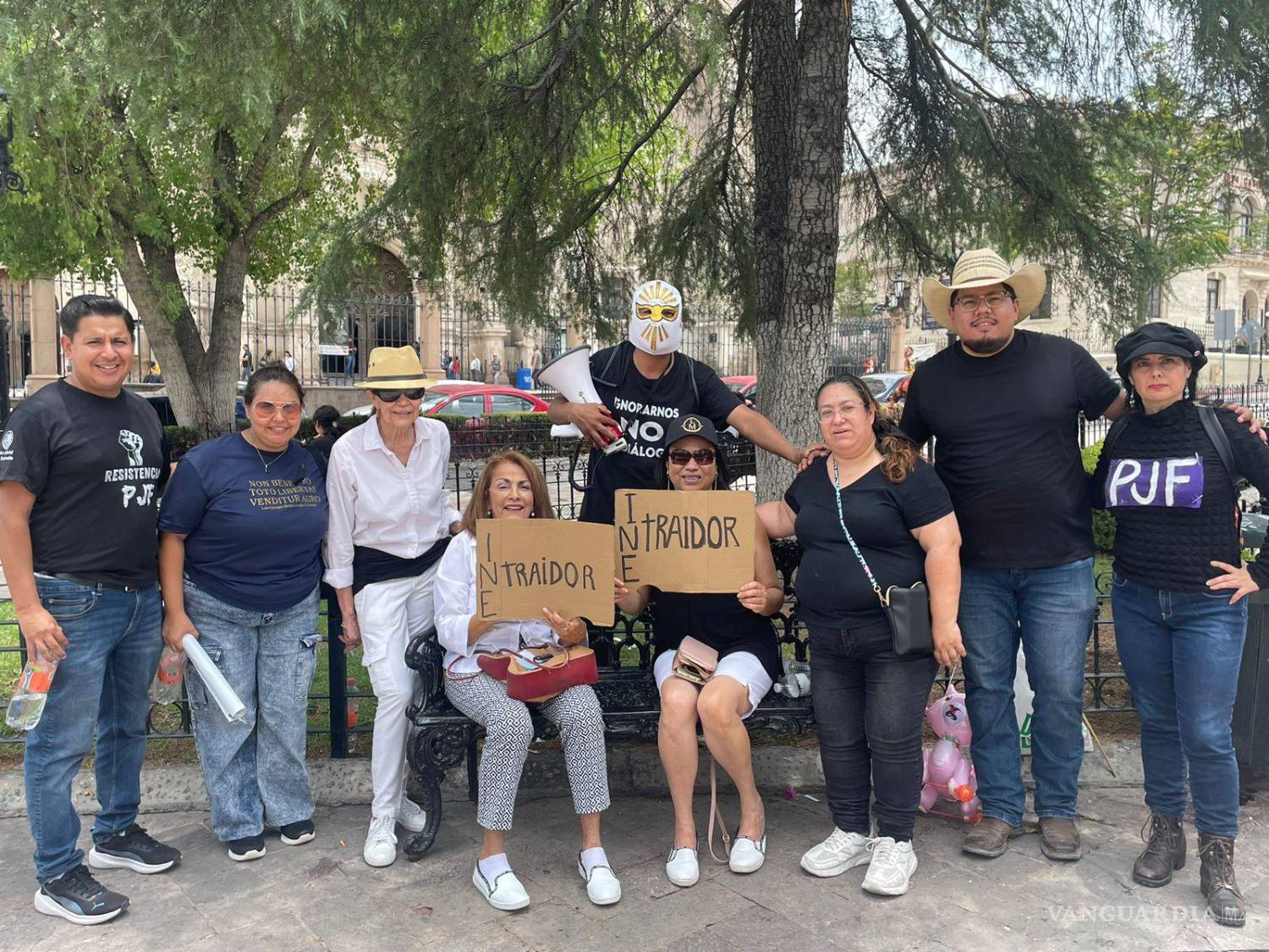 $!Con pancartas que acusan al INE de “traidor”, ciudadanos expresan su inconformidad frente al Palacio de Gobierno en Saltillo.