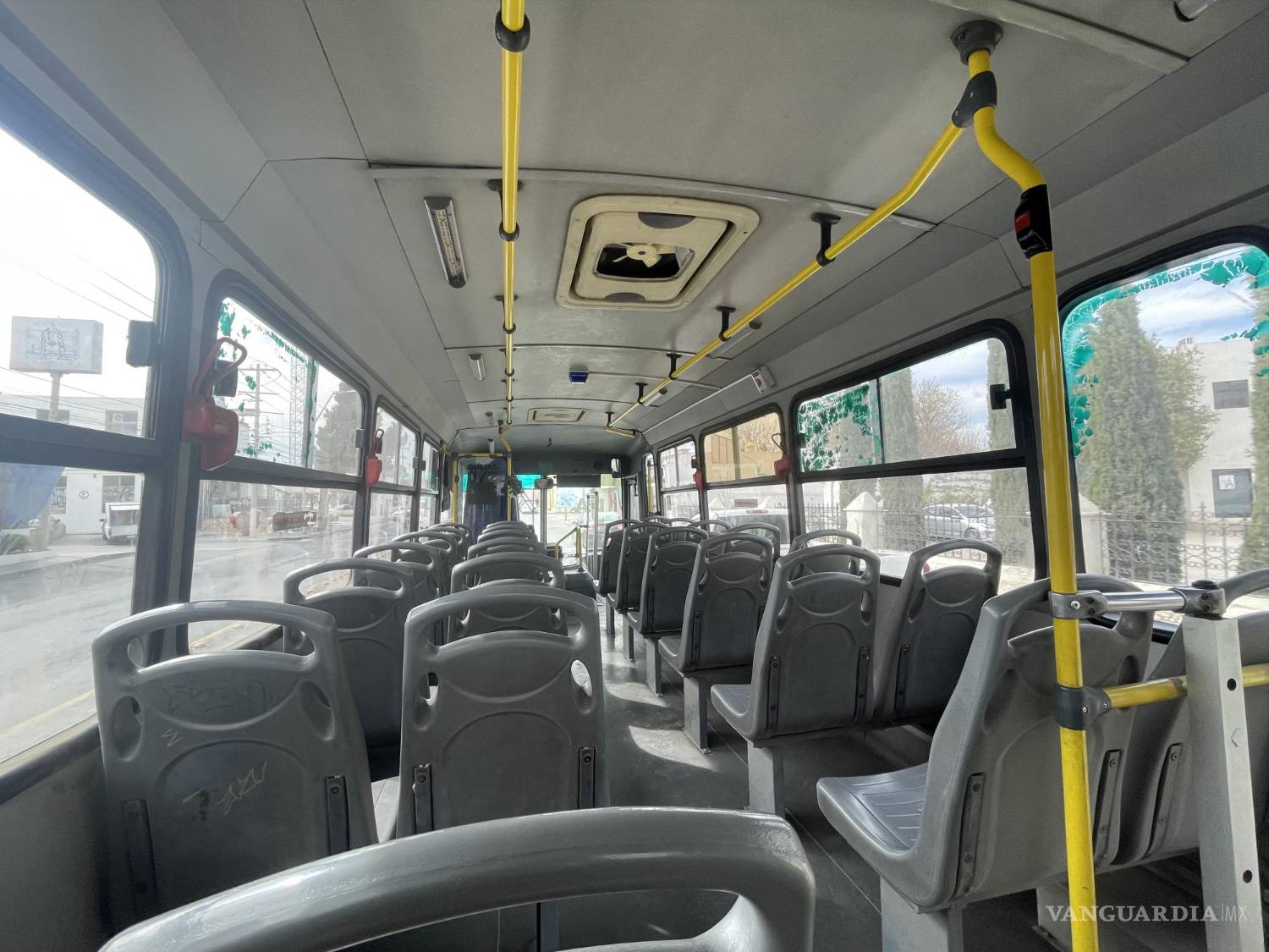 $!Sí, se habla mucho de las horas pico y choferes que juegan carreritas. Pero esta imagen también es real: viajar solo, cómodo... eso sí, amenizado por las rolas del chofer.