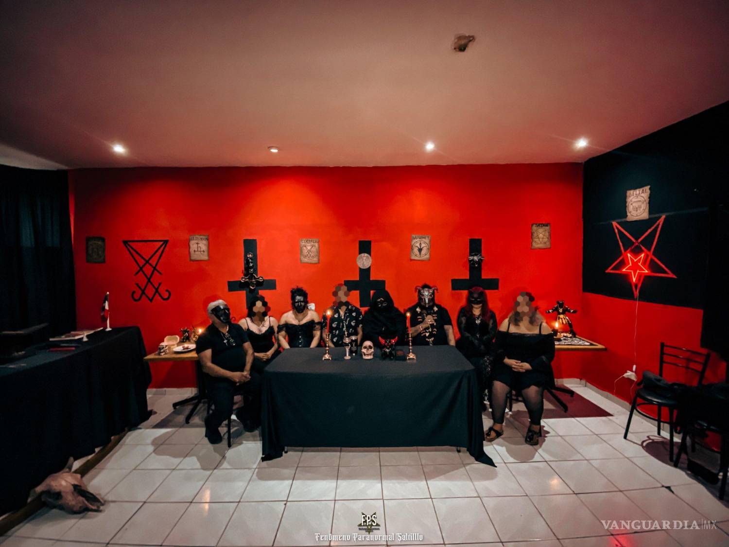 $!Evelyn, Ermak y Luna, encargados de la entrevista y la cobertura fotográfica durante la visita al primer templo satánico de Saltillo.