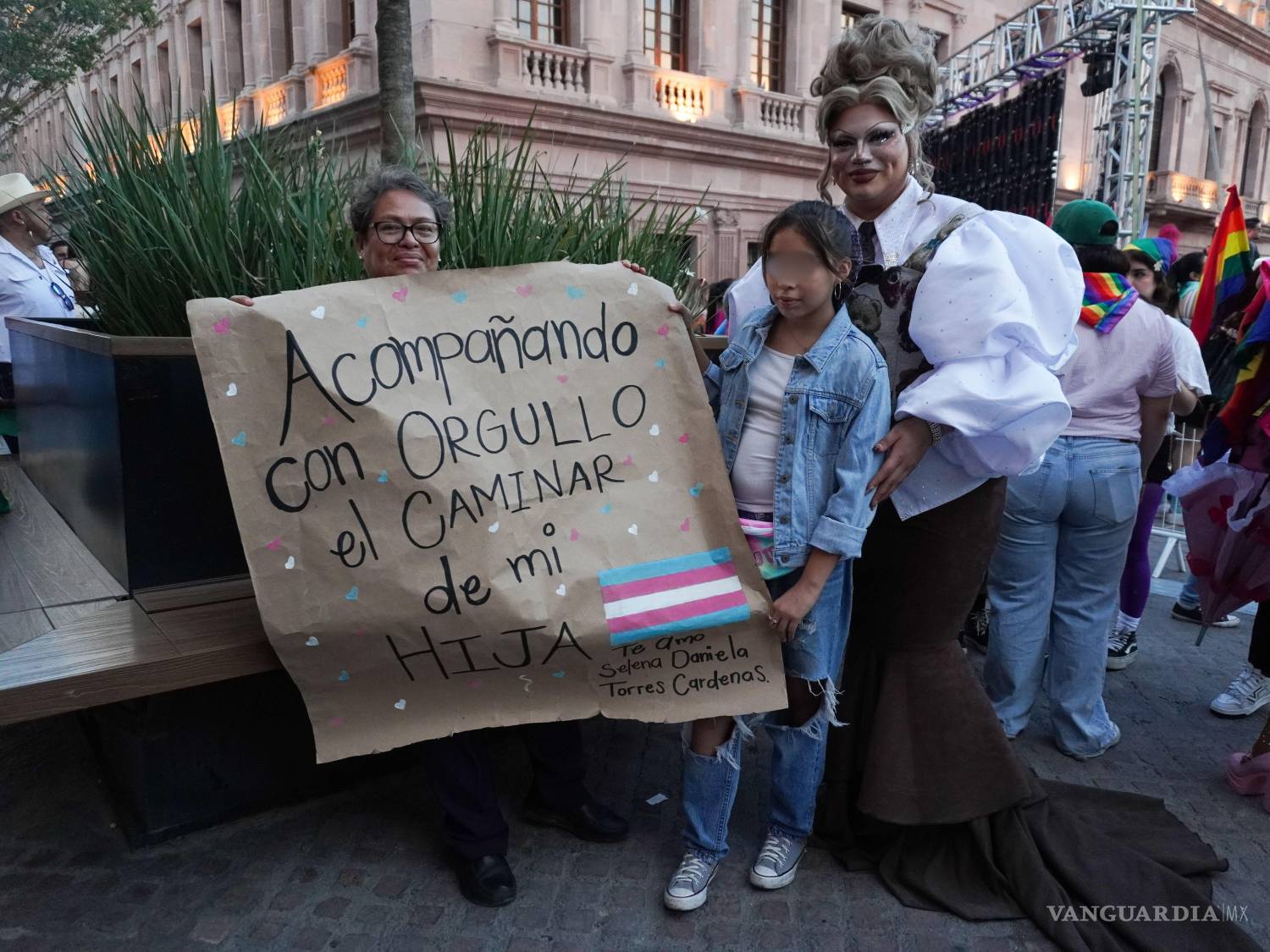 $!La Marcha del Orgullo reunió a familias, colectivos y ciudadanos que acompañaron el recorrido en un ambiente de celebración, resistencia y exigencia por una sociedad más incluyente.