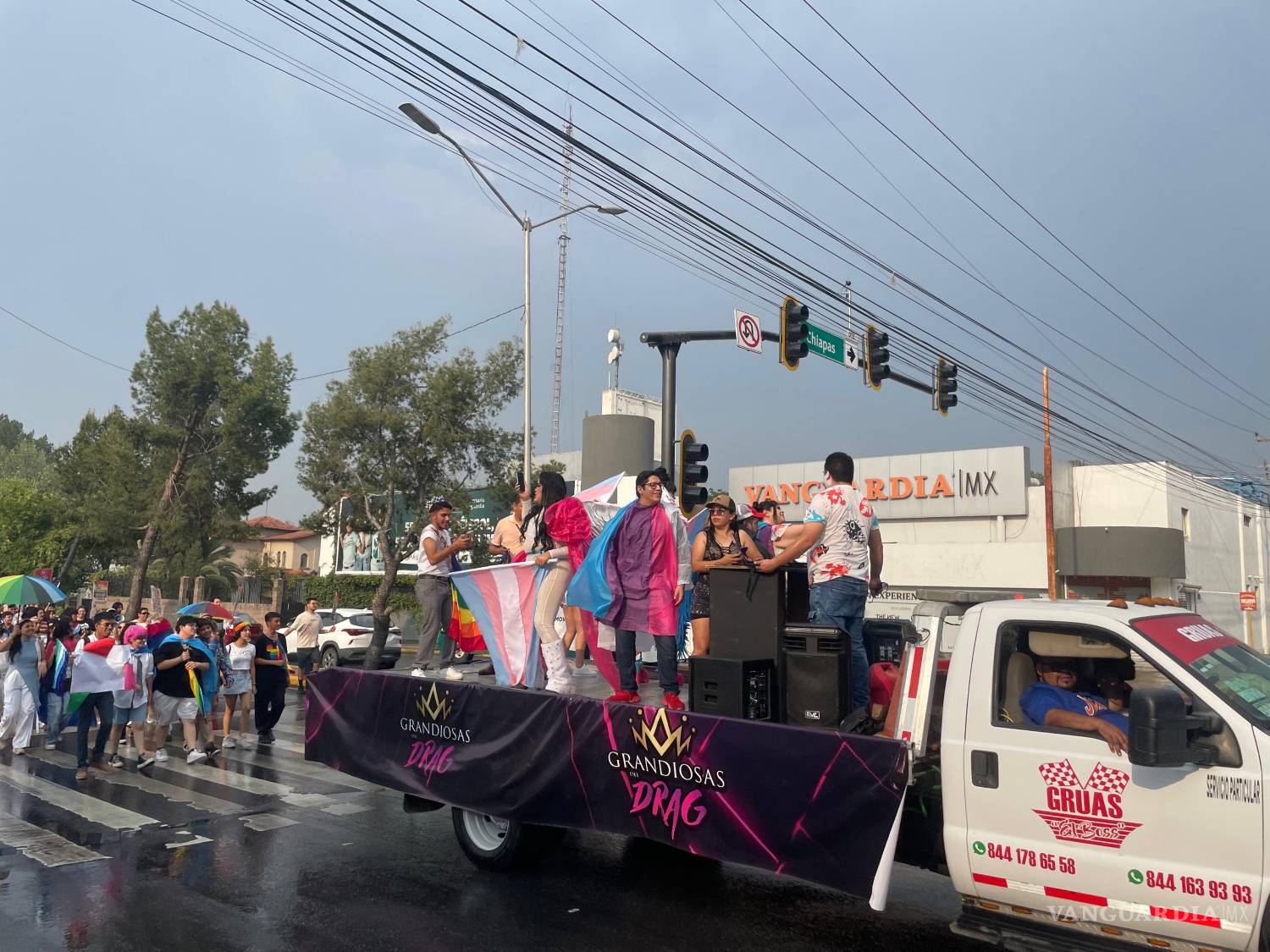 $!Carros alegóricos recorrieron el bulevar V. Carranza y la calle Ramos Arizpe hasta culminar en la Plaza Coahuila.