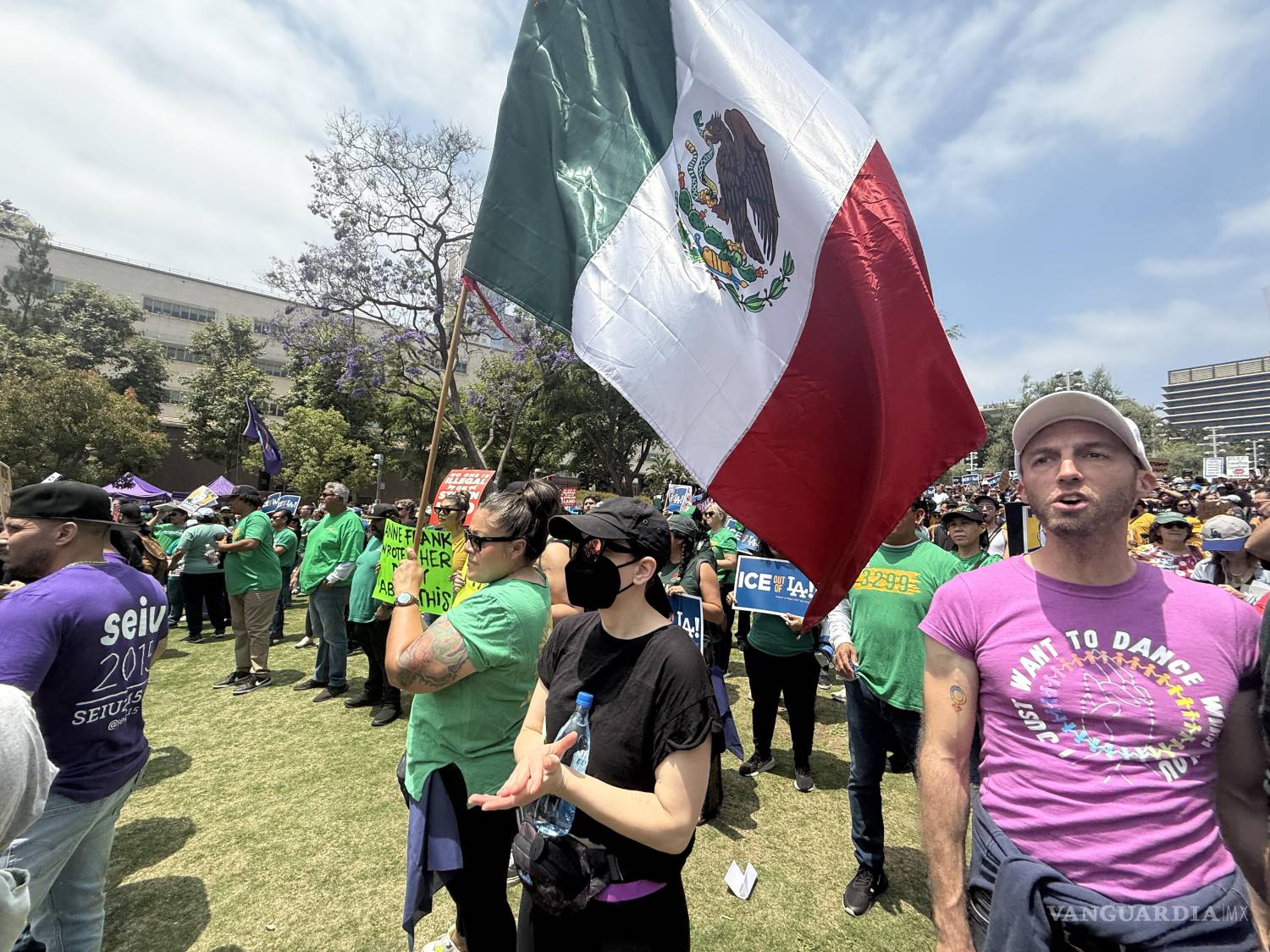 $!Una persona sostiene una bandera de México durante una protesta contra las redadas migratorias este lunes, en el centro de Los Ángeles
