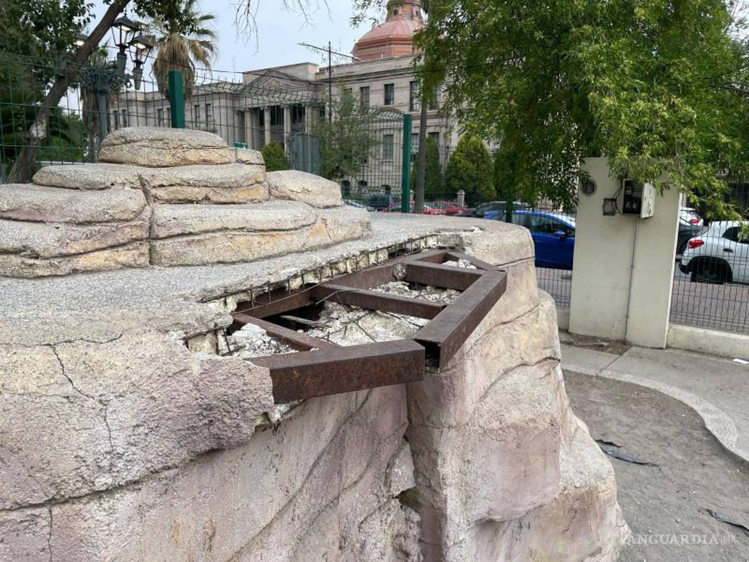 $!La atracción de escalada presenta varillas y cemento expuesto, lo que genera riesgos para los niños que juegan en ella.