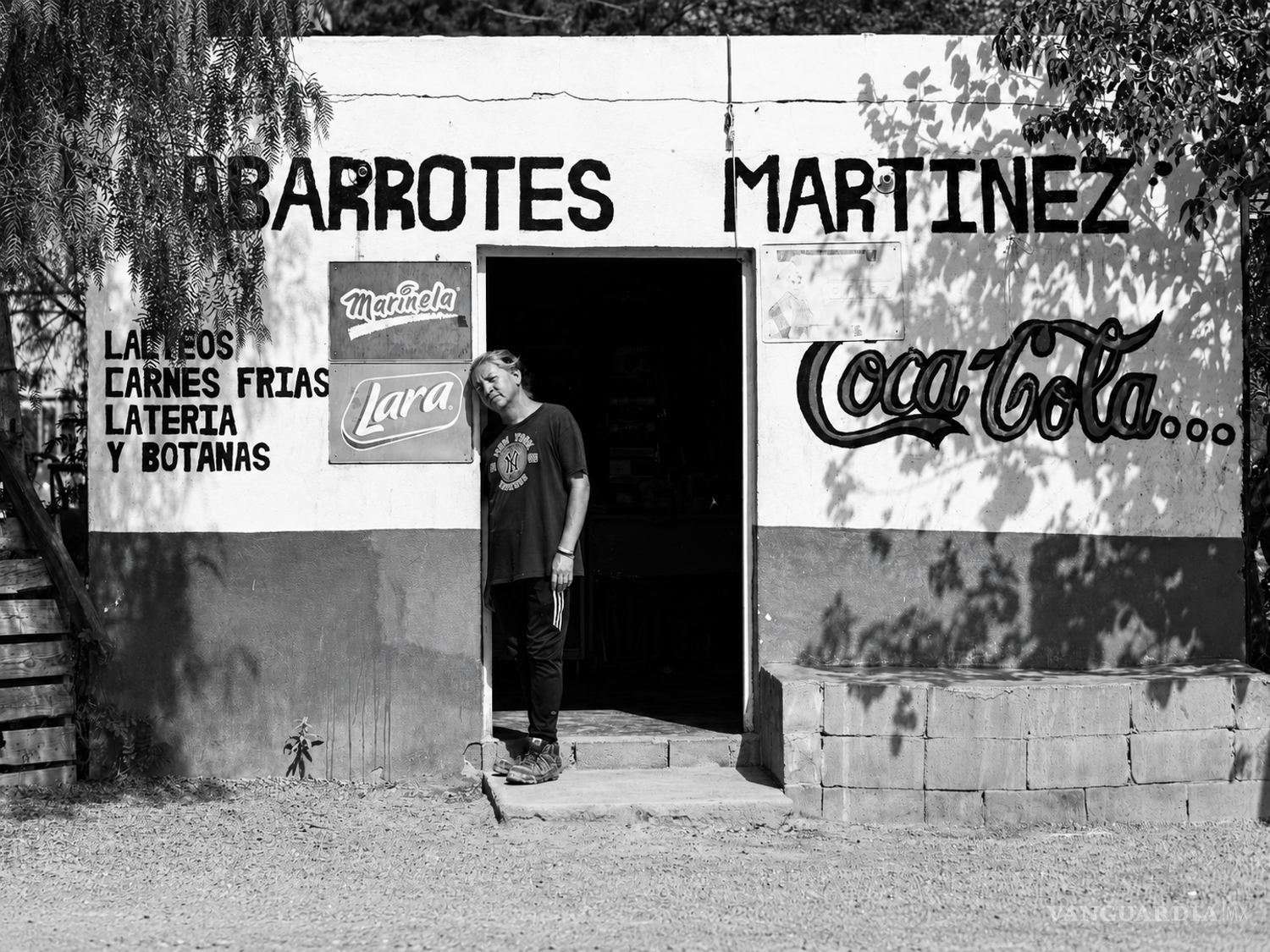$!Al final, todo vuelve a esta puerta: Tivo atiende, escucha, guarda lo que le confían y sigue ahí, en su tienda, en el rancho, como quien aprendió a quedarse sin pedirle permiso a nadie. Los lugares que uno habita pueden ser tan rígidos como una jaula o tan cálidos que nos ayudan a sanar.