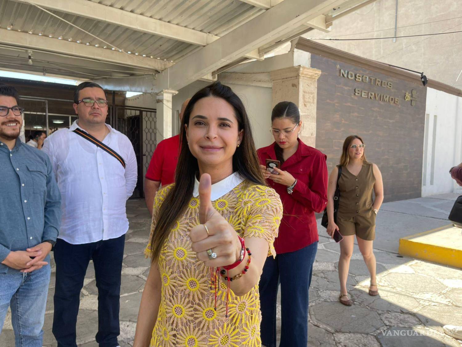 $!La candidata de Morena en el Distrito 10, Pily de Aguinaga, emitió su voto en el Club de Leones de Torreón y llamó a la ciudadanía a participar en la jornada electoral.