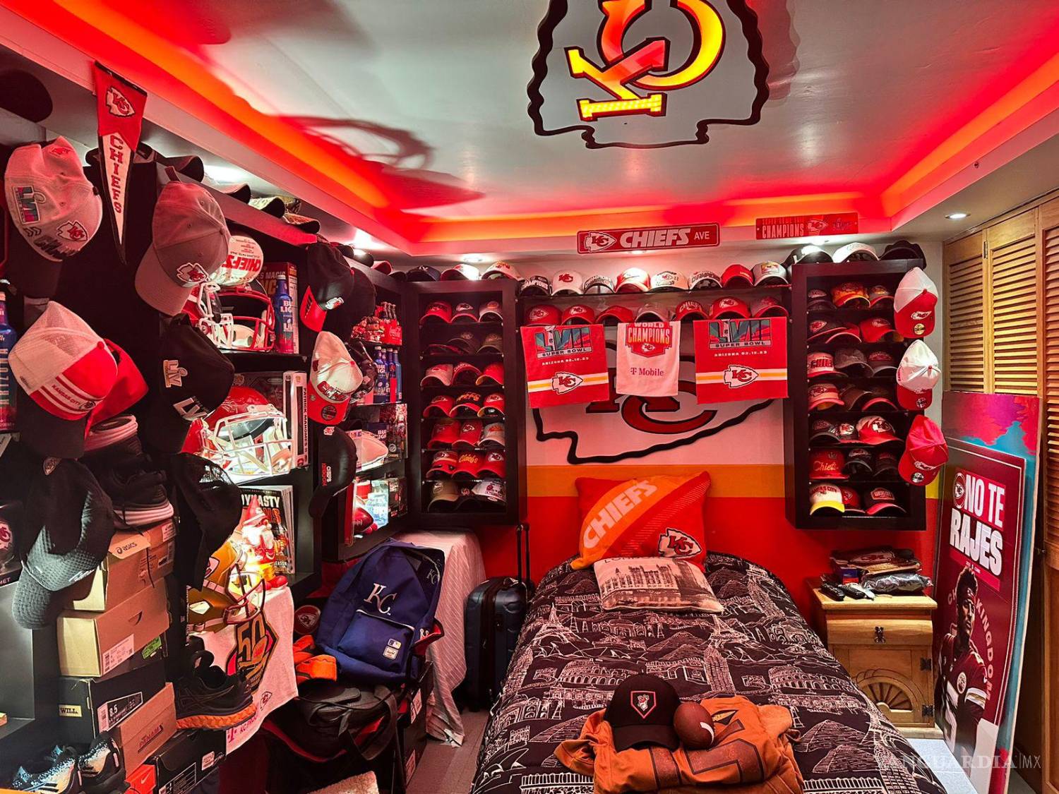 $!La colección de Ernesto incluye toda clase de artículos relacionados con los Chiefs.