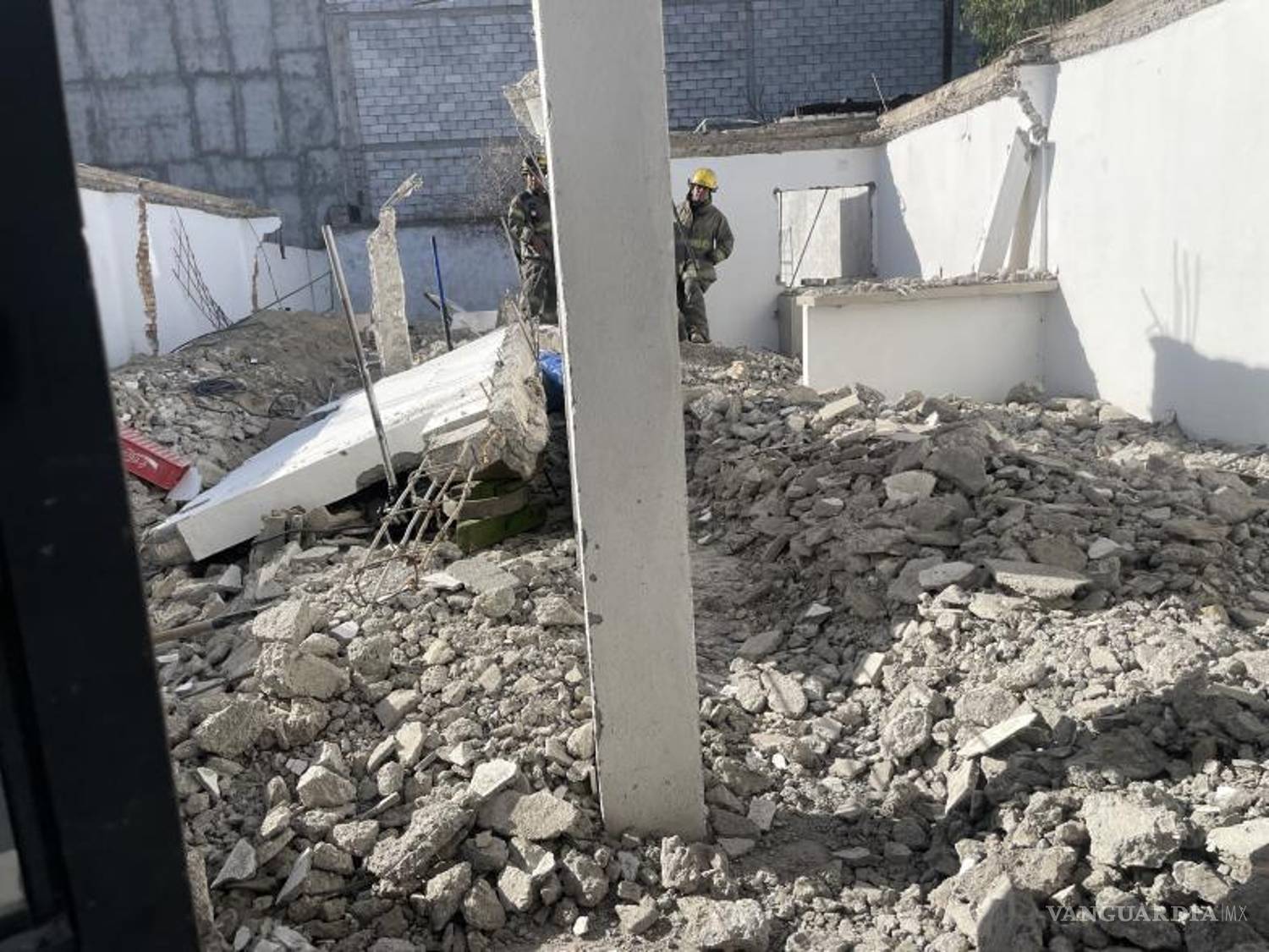 $!Elementos de rescate trabajaron en la vivienda donde un joven albañil perdió la vida tras el colapso de una losa de concreto.