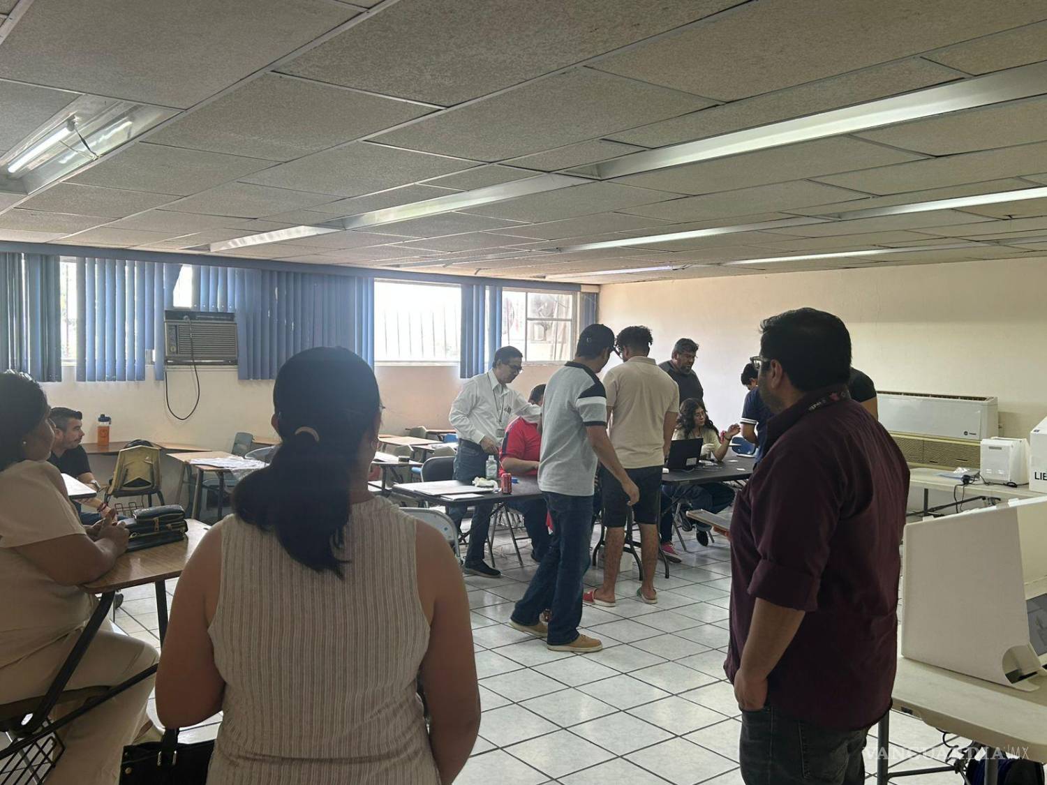 $!Ciudadanos hicieron largas filas en la casilla especial 342 del Cecati en Monclova, la cual abrió con retraso por fallas en la urna electrónica durante la jornada electoral.