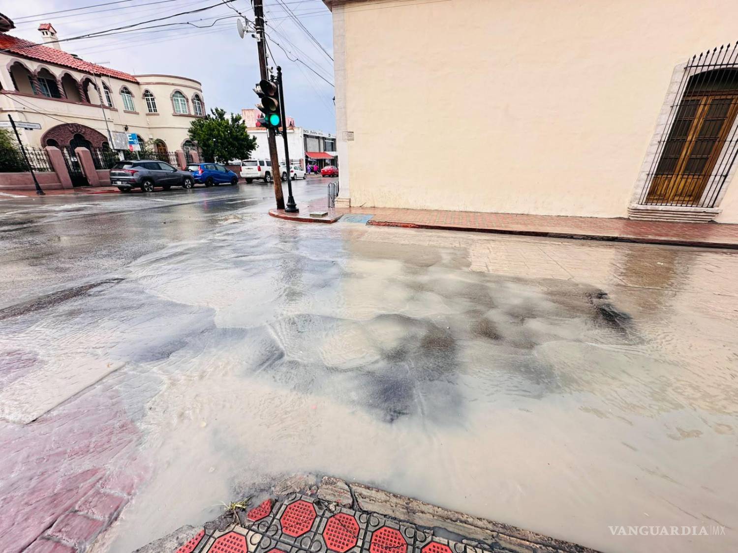 $!Con todo y lluvia se aprecia el recarpeteo.
