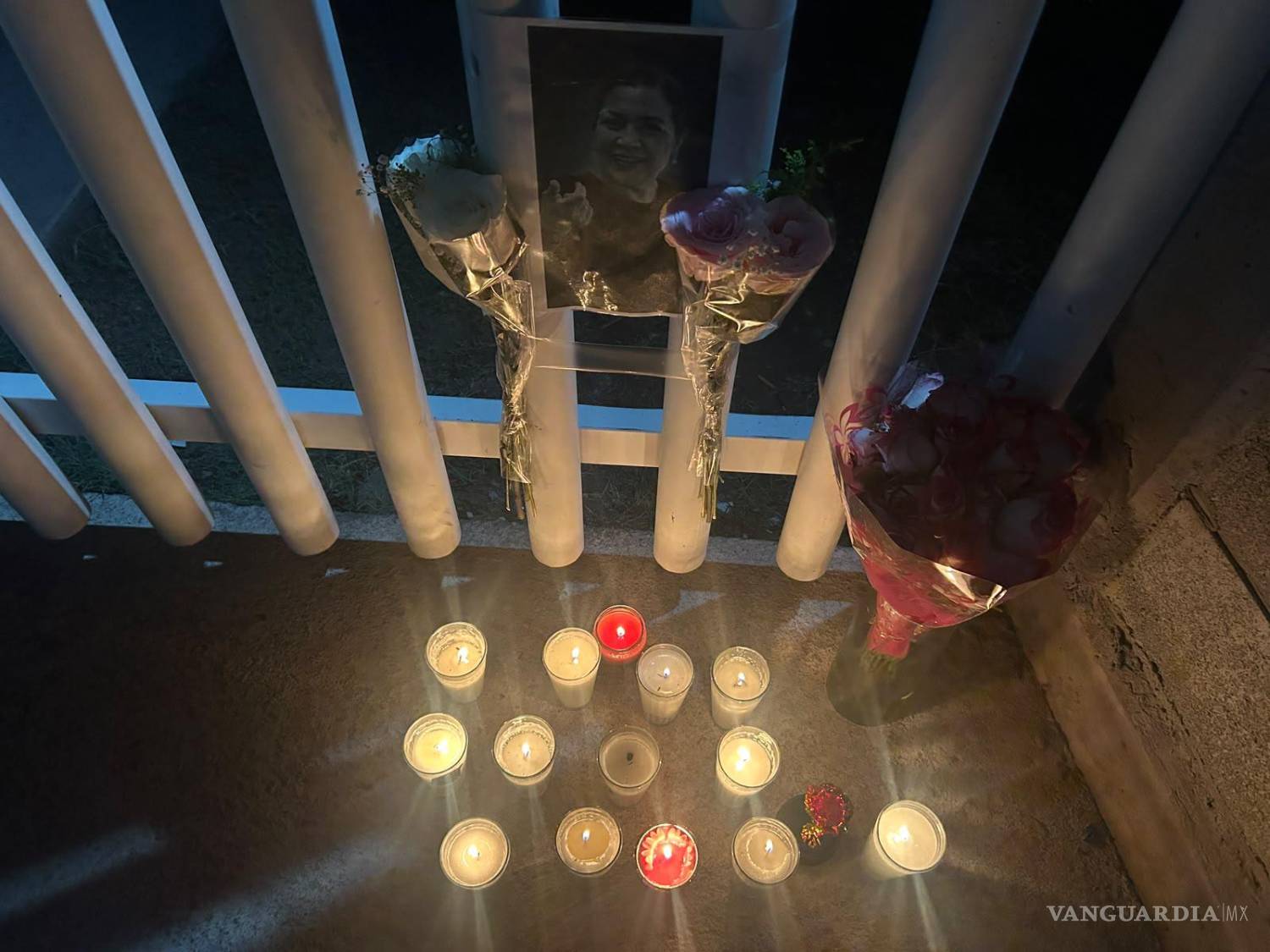 $!Una fotografía de la subdirectora Nedi Edith Nevárez González fue colocada en la entrada del plantel.