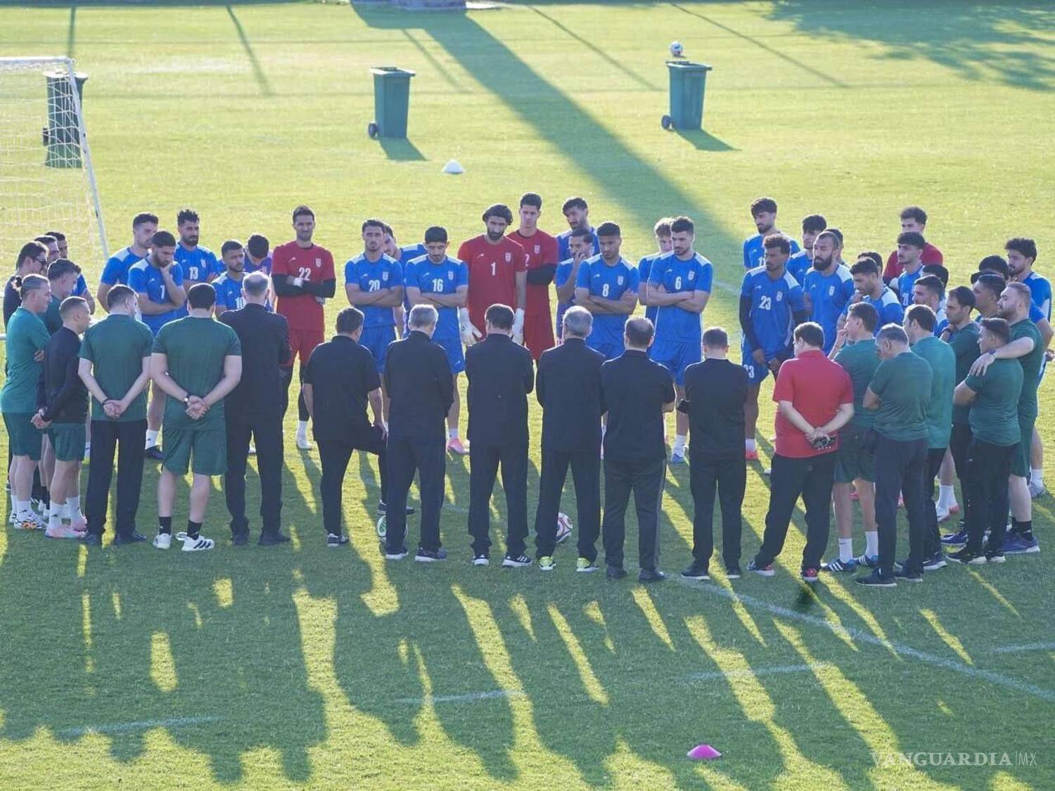 $!El embajador de Irán en Turquía, Mohammad Hassan Habibollahzadeh, anunció que los visados para los jugadores y el cuerpo técnico de la selección iraní de fútbol para el Mundial ya han sido emitidos. Según explicó el diplomático, el proceso se llevó a cabo sin que los futbolistas tuvieran que acudir personalmente a la embajada de México y sin necesidad de someterse a la toma de huellas dactilares.