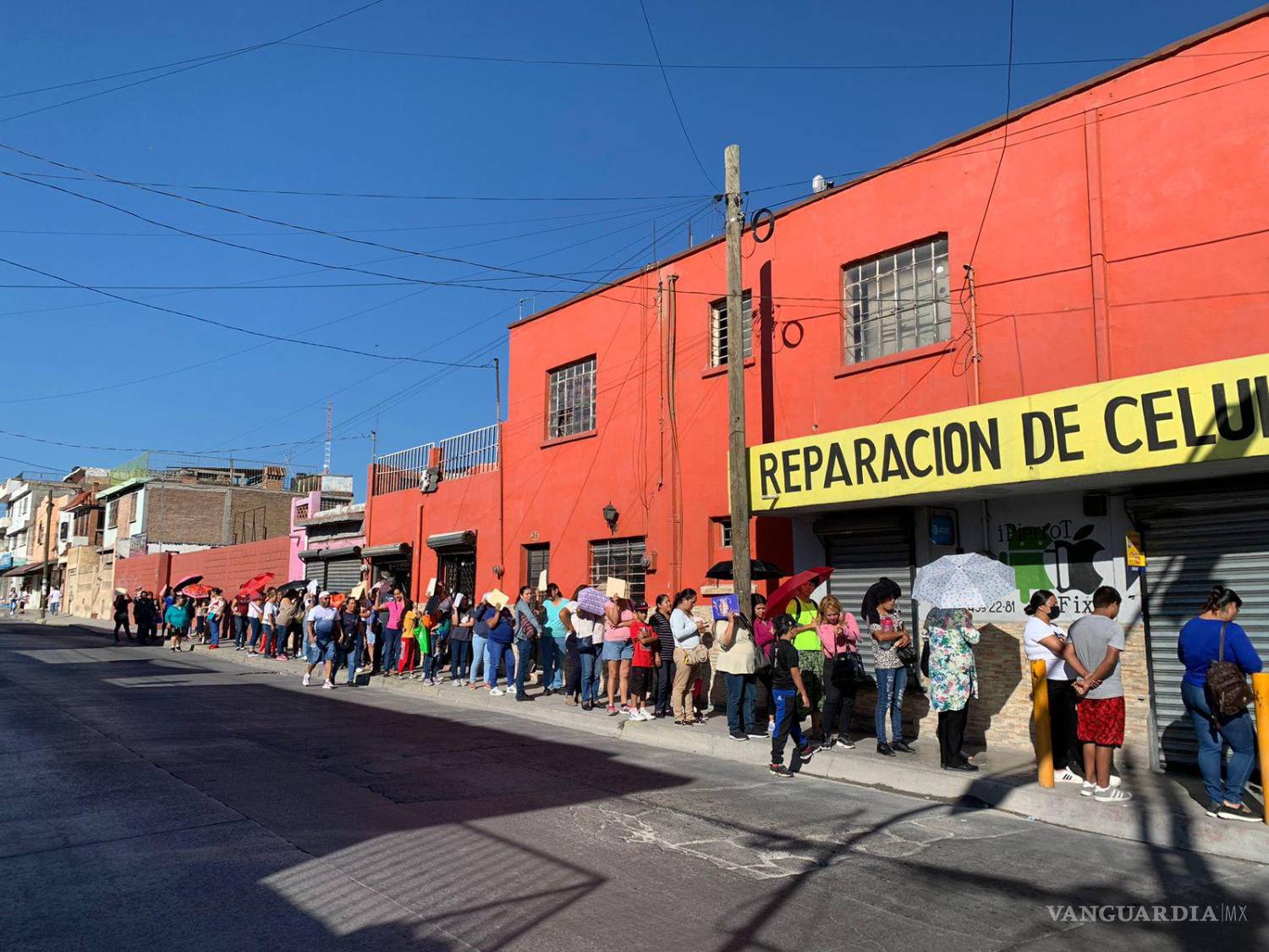 $!Madres de familia esperan en fila para recibir los apoyos educativos ofrecidos por el diputado Jericó Abramo.