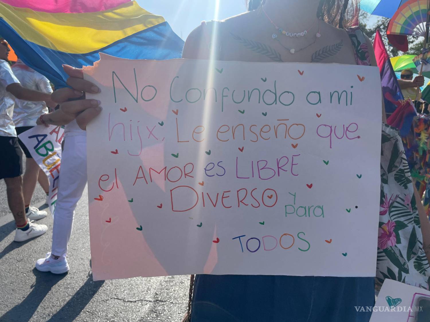 $!Madres suman su voz a la marcha en apoyo a la comunidad LGBTTTIQ+.