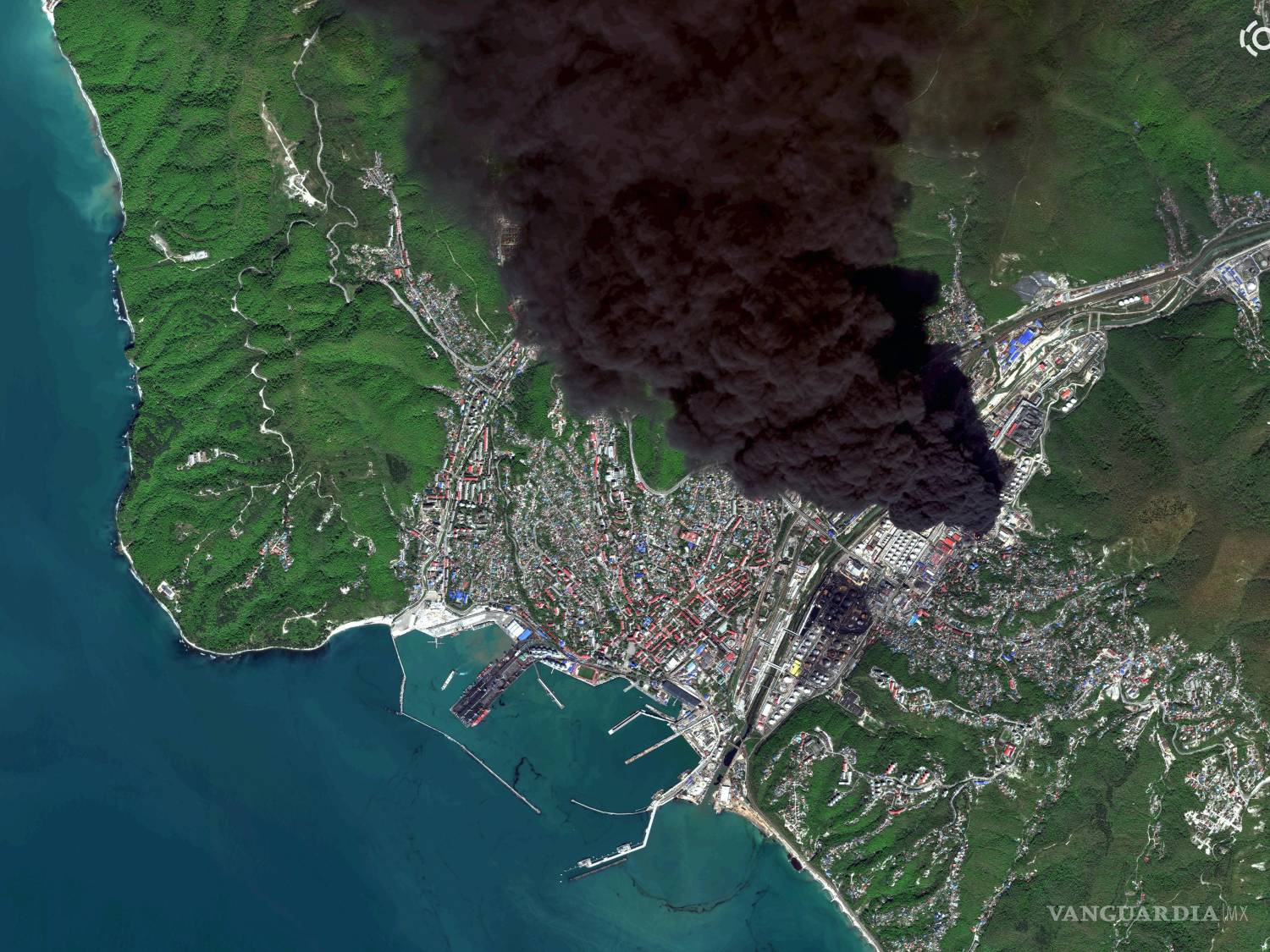 $!Vista satelital del humo saliendo de la infraestructura petrolera en Tuapse después de que la refinería de petróleo y la terminal marítima fueran atacadas por drones ucranianos.